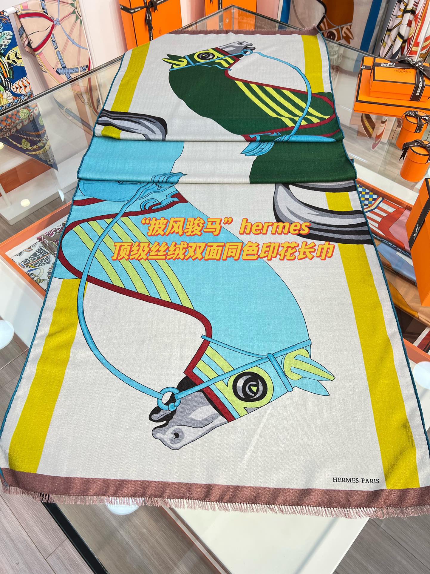 NO:170415,Recommended B-home new products ·Couple style Cashmere scarf is a top-notch cashmere fiber that takes time and effort, soaked in clear spring water to make the cashmere fiber present a unique fluffy texture, and the feel is so delicate. Only by using the lightweight velvet process can it have a luxurious and soft surface luster. The water ripples are really beautiful. The touch is like a baby's skin. Soft and glutinous. The touch is full of delicate fluff. It has always been synonymous with continuous excellence. This price is absolutely 100% affordable gift gifts and is good!  Absolutely good product, specifications 32*180 cm, ingredient cashmere, high-version scarf19860909重磅推荐B家新品 ·情侣款 羊绒围巾臻选上乘的山羊绒纤维,耗时耗力,再以清泉水浸泡涤荡,使羊绒纤维呈现出独特的蓬松质感,手感才如此细腻,采用轻缩绒工艺,才有奢华柔和的表面光泽水波纹真的太美好了,触感犹如婴儿的肌肤 软软糯糯 手感满满地都是细腻的绒毛一直是精益求精的代名词,这个价格绝对百分之百的实惠送礼自留都不错！绝对好货 规格32*180 cm,成分羊绒,高版本围巾,scarf