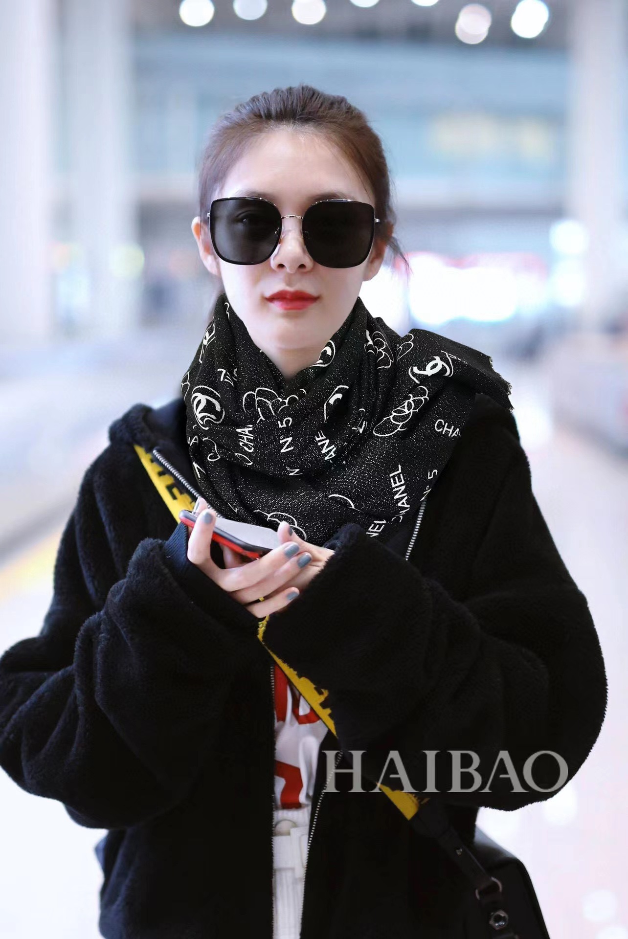 NO:171033,New scarf that will shine. New customer-supplied silver-line cashmere fabric long scarf. Beautiful [Tear] [Small fragrance silver-line icon], the imperial palace-level top-quality new counter is on sale. The unique design style of pure cashmere sequins plus rich Xiangjia's special splicing pattern printing this season. It is extremely beautiful. Really, the upper body is extremely luxurious and high-end. Rare~ Small expensive~ Look good or not. Look at it yourself. Size 105x200cm. Large long scarf, top-grade pure cashmere, high-end scarf, chanel19860909上新 会发光发亮的围巾 新款客供银线羊绒面料长巾 美翻了[流泪]【小香银线图标】,御用殿堂级极品新款专柜在售 纯羊绒亮片独特设计风格加上富有香家本季特色拼接图案印花 美丽至极 真的 上身极为奢华上档次 稀有～小贵～好看不好看自己看吧 尺寸105x200cm 大长巾,顶级纯羊绒,高版本围巾,chanel,scarf