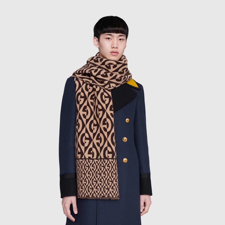 NO:171051,The latest Gucci counter synchronous pattern is really super good~ I like this GG tone!  The price is super high, the welfare recommendation counter price k   fabric is strong twisted worsted double-sided silk wool, very neat and exquisite fabric, presenting a very strong line structure, extremely supportive and flexible, as well as practical recommendations from old customers. Such texture, style, and craftsmanship can really kill too many good materials, styles, and craftsmanship, which gives us a completely different feeling. Many times, not only need a high-quality piece, but the most concerned thing is easy to control. Understand. Limited color matching, both men and women have very good looking specifications 35*cm, 91 wool 9 silk., high-version scarf, gucci, real silk19860909Gucci最新专柜同步款图案真的超级好看啊~就喜欢这种GG腔调！价格超级给力,福利推荐专柜售价k＋面料是强捻精纺双面真丝羊毛,非常工整精致的面料,呈现出极具力度的线面结构,极具支撑力及柔韧性骨灰级老客户实用推荐,这样的质感,款式,工艺,真的可以秒杀太多好的材质,款式,工艺,给予我们的感受是完全不同的很多时候,不仅需要一件高品质的,最关心的还是好驾驭.懂得入.限量的配色,男女围都特别好看规格35*cm,91羊毛9真丝.,高版本围巾,gucci,real silk,scarf