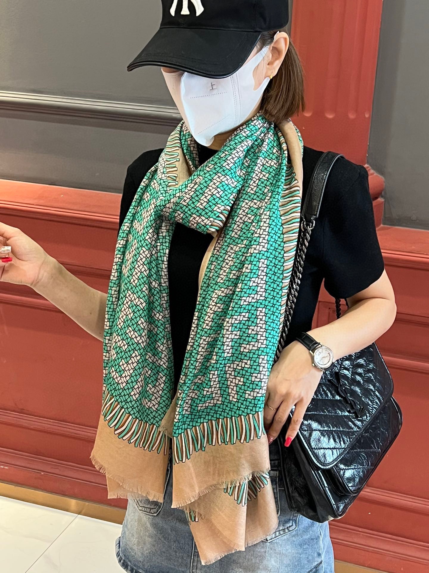 NO:171025,FD [FF three-dimensional pattern long scarf] cashmere long scarf grab VIP recommendation, be sure to start quickly [High-end, love, top-level pure cashmere, baby feels comfortable to touch, very few products, can be used in all seasons to make people very beautiful, the upper body effect is simply beautiful, the quality is perfect, the whole scarf gives people a big brand aura and is very exquisite and beautiful, which is definitely worth buying. Once you get the real thing, you will be glad that you are a beautiful product for women. It is worth evaluating the perfect temperament and taste Ditails' first choice VIPs on 200*110 Top pure cashmere, high-version scarf19860909FD【FF三维图案长巾】羊绒长巾抢VIP推荐 下手一定要快【高端 大爱 顶级纯山羊绒 婴儿触感舒服到飞女人尤物 货极少 四季都可以用真心美的让人非常非常心动 上身效果简直美翻了 品质非常完美 整个围巾给人大牌气场的同时又非常精致秀丽绝对值得入手的新款 实物一拿到就会庆幸自己是女人的绝美好货 值得品鉴完美气质品味Ditails首选VIP们 上200*110 顶级纯山羊绒,高版本围巾,scarf