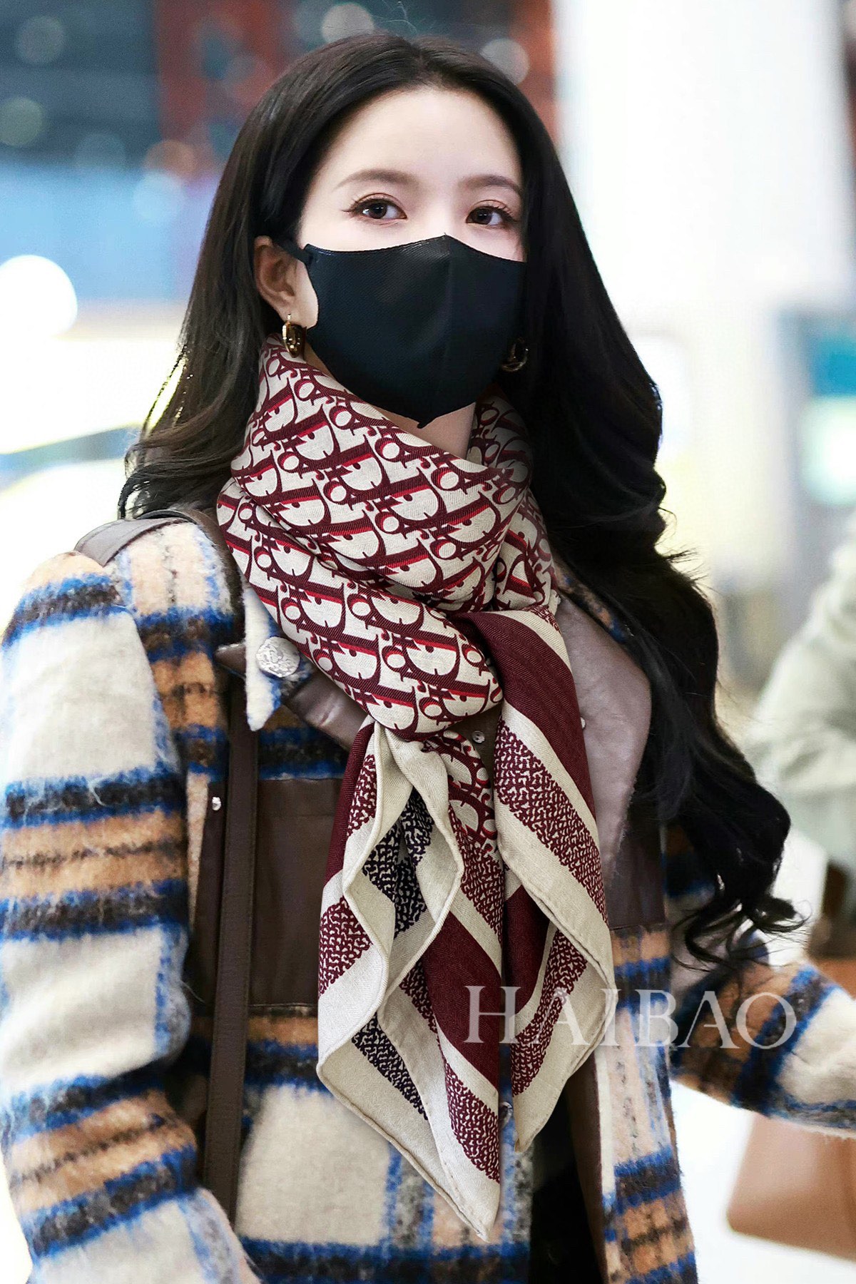 NO:170968,D's counter classic main style [D letter double-sided square scarf 140] This Diortwin square scarf uses a two-color double-sided design, paying tribute to the iconic Obique print. It is carefully crafted with mulberry silk twill fabric, paired with handmade noodle trim, and is decorated with jacquard strip pattern of the same color 