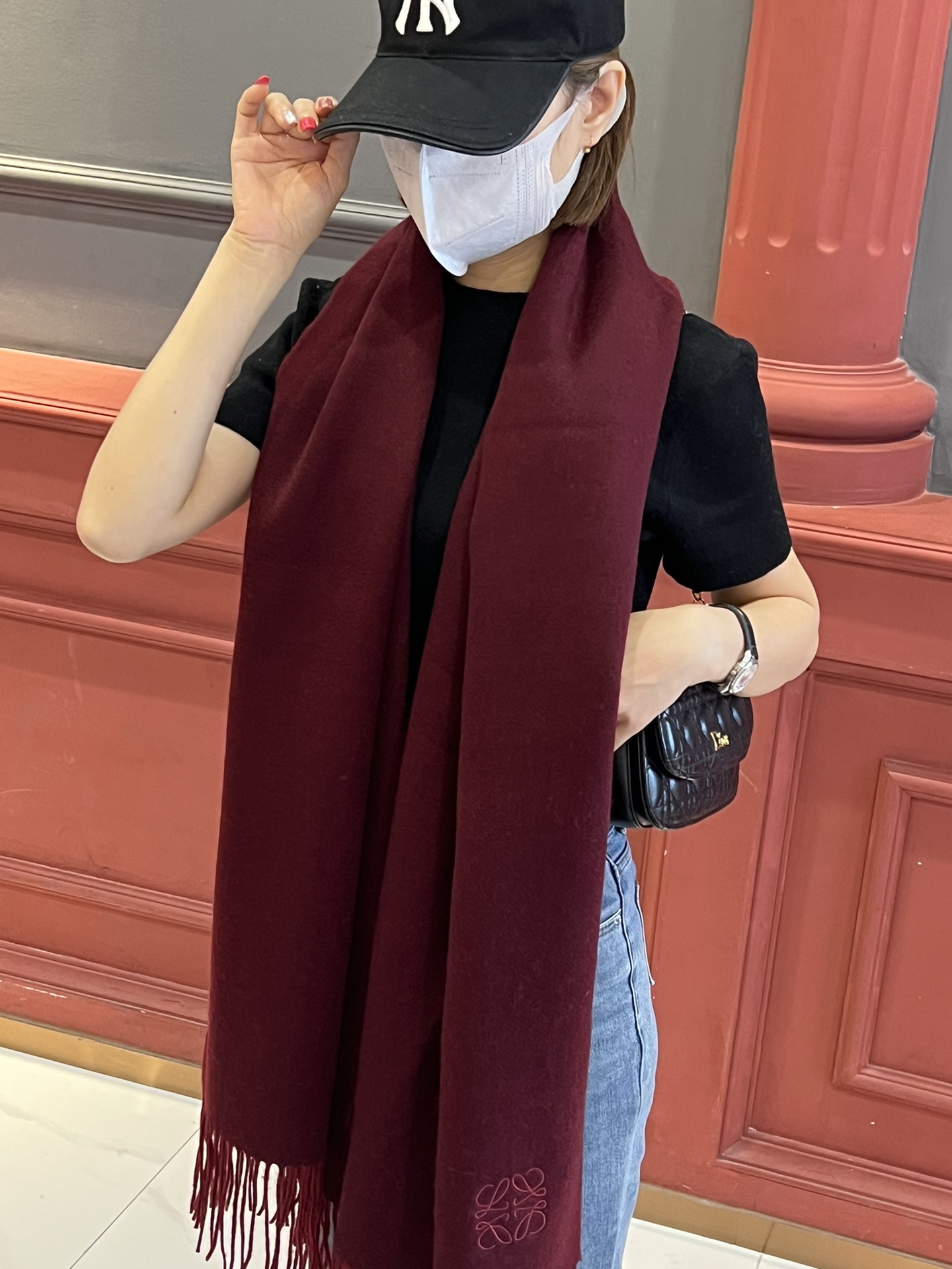 NO:170946,Luo Yiwei Paris Fashion Exhibition Business Men's and Women's Universal Double-Side Cashmere Shawl Factory selected the finest cashmere fiber. It is purely hand-combed, which takes time and effort. Then soaked in clear spring water to make the cashmere fiber present a unique fluffy texture. The feel is so delicate. Finally, it is exquisitely imprinted and ironed to have a luxurious and soft surface luster. The craftsmanship is particularly complicated.  !  The touch is full of delicate fluff!  This price is absolutely 100% affordable!  Exquisite embroidery craftsmanship!  It’s good to keep your own gifts!  Absolutely good product!  Size 200*70, high-version scarf, loewe,shawls19860909罗意威巴黎时装展商务男士女士通用双面羊绒披肩代工厂臻选上乘的超细羊绒纤维 进行纯手工精梳处理 耗时耗力 再以清泉水浸泡涤荡 使羊绒纤维呈现出独特的蓬松质感 手感才如此细腻 最后以考究压印与熨烫工艺 才有奢华柔和的表面光泽 工艺特别复杂哦采用蒙古高原细羊绒！！手感满满地都是细腻的绒毛！这个价格绝对百分之百的实惠！精湛绝伦的绣字工艺！送礼自留都不错！绝对好货！尺寸200*70,高版本围巾,loewe,shawls,scarf