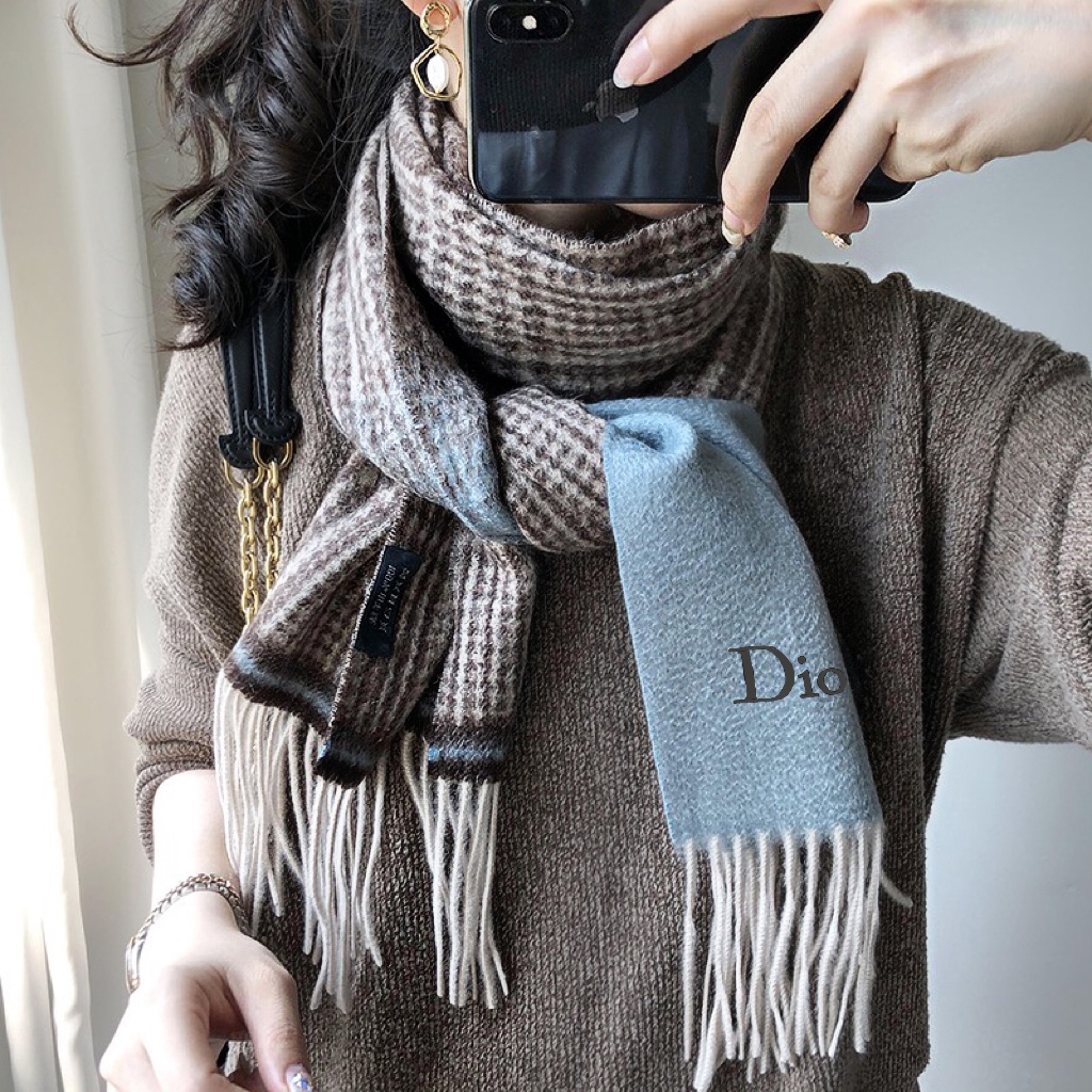 NO:170955,The order design of D's export is very simple, but the embellishment of the logo makes the scarf look very high-end and elegant. The design of high-end cashmere scarf has always been very simple, but it is very practical. It is really good to use pure Zhongshan cashmere fabric, soft and glutinous!  The drooping feel is also very good. In short, I really like this master-level fashionable feeling. People with attitude will definitely like it. Young, fashionable, confident, and attitude. It is very beautiful!  This design is more stretchy, more advanced, more atmospheric, and more affordable. 30:195. With flowing whiskers, high-version scarf, dior19860909D家出口的订单设计非常简单,但那Logo的点缀就是让围巾显得非常高级优雅,高端羊绒围巾设计向来都很简约但就是很 日常非常实用手感真的非常赞采用纯中山羊绒的面料,软糯！垂感也非常好总之非常非常喜欢这种高手级别的时髦感,有态度的时髦人一定会喜欢.年轻,时髦,自信,有态度.很美！这样的设计更舒展,更高级,更大气,更加经得起推荐 30:195含流须,高版本围巾,dior,scarf