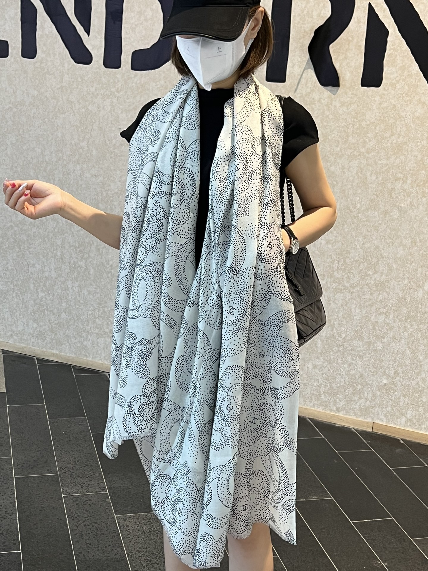 NO:170958,New scarf that will shine. New customer-supplied silver silk cashmere fabric long scarf. Beautiful [Tear] [Camel Silver Silk Scarf] The royal palace-level new counter is on sale. The unique design style of pure cashmere silver silk plus rich classic LOGO pattern printing of Xiangjia. It is extremely beautiful. Really, the upper body is extremely luxurious and high-end. Rare~ Small expensive~ Look good or not. Look at it yourself. Size 110x200cm. Large long scarf, top-grade pure cashmere, high-end scarf, chanel19860909上新 会发光发亮的围巾 新款客供银丝羊绒面料长巾 美翻了[流泪]【山茶花银丝长巾】御用殿堂级极新款专柜在售 纯羊绒银丝独特设计风格加上富有香家经典LOGO图案印花 美丽至极 真的 上身极为奢华上档次 稀有～小贵～好看不好看自己看吧 尺寸110x200cm 大长巾,顶级纯羊绒,高版本围巾,chanel,scarf