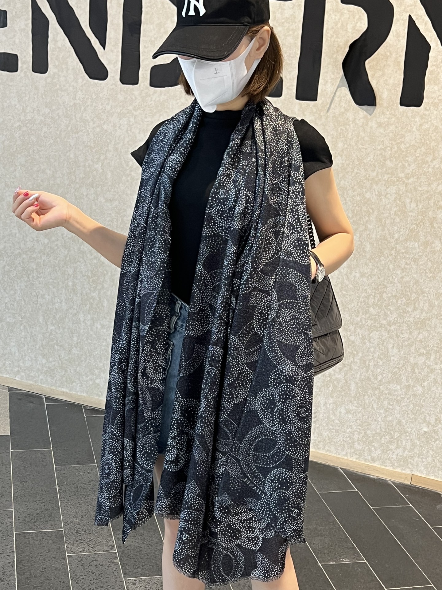 NO:170961,New scarf that will shine. New customer-supplied silver silk cashmere fabric long scarf. Beautiful [Tear] [Camel Silver Silk Scarf] The royal palace-level new counter is on sale. The unique design style of pure cashmere silver silk plus rich classic LOGO pattern printing of Xiangjia. It is extremely beautiful. Really, the upper body is extremely luxurious and high-end. Rare~ Small expensive~ Look good or not. Look at it yourself. Size 110x200cm. Large long scarf, top-grade pure cashmere, high-end scarf, chanel19860909上新 会发光发亮的围巾 新款客供银丝羊绒面料长巾 美翻了[流泪]【山茶花银丝长巾】御用殿堂级极新款专柜在售 纯羊绒银丝独特设计风格加上富有香家经典LOGO图案印花 美丽至极 真的 上身极为奢华上档次 稀有～小贵～好看不好看自己看吧 尺寸110x200cm 大长巾,顶级纯羊绒,高版本围巾,chanel,scarf