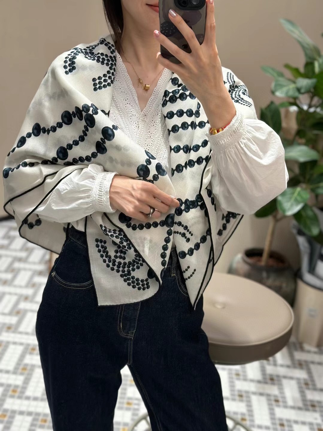 NO:170964,New spring style Cha*el new, pearl style, no more, no less, just right 110*110 Double-sided same color, positive quality, relatively crisp fabric, two-color spot, high-version scarf19860909开春新款 Cha*el上新 珍珠款 不多不少 恰到好处 110*110 双面同色 正品质感 比较挺括的面料 二色现货,高版本围巾,scarf