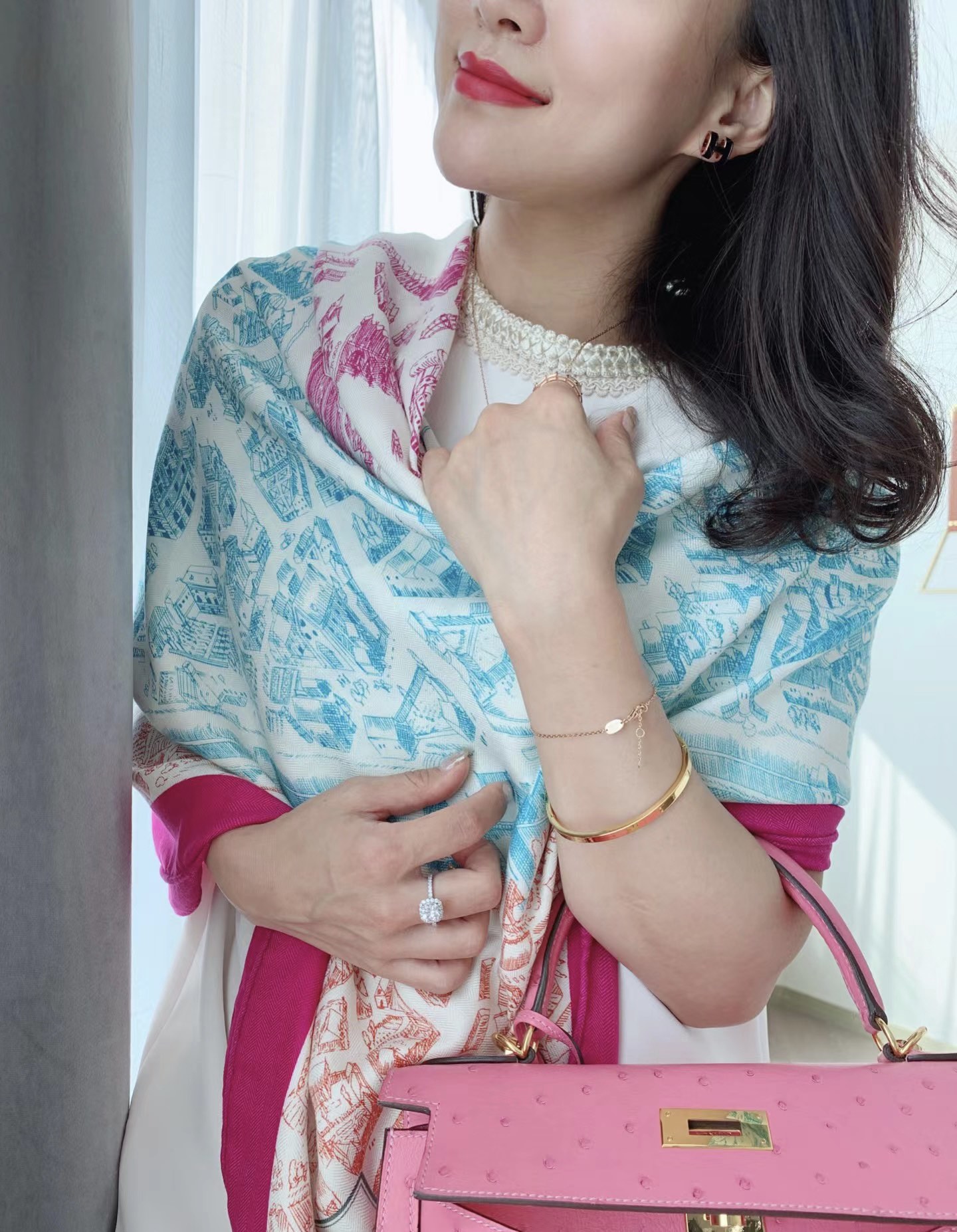 NO:170973,Hermes ~ Top double-sided and same color for autumn and winter matching tools!  !  1 equals 2] The finishing touch is wonderful, I like both the patterns and color schemes, and I like another velvet shawl designed with double-sided color matching craftsmanship. I like it very much!  !  !  !  One shawl is equal to two wearing it to create a high-end feel!  The physical body is really fashionable!  !  This batch is of excellent quality!  I would like to remind my sisters that you must buy it early, this one will not help!  A shawl has two colors, both front and back, which really saves money and saves you home. There is no need to worry about the colors, just earn two at a time!  !  !  Size specifications 140*140 Top double-sided printing and dyeing double-color silk cashmere shawls, high-version scarfs, hermes, real silk, shawls19860909爱马仕～秋冬搭配利器顶级双面同色 版真丝羊绒披肩！！1条等于2条】点睛精彩,图案和配色都超级喜欢,又一款双面配色工艺设计的丝绒披肩,超级喜欢！！！！一条披肩等于两条穿出高级感！实物上身真的很时髦气质！！这个批次品质超好！提醒下喜欢的姐妹们,必须早点入手,这个出完无补的！一条披肩正反两种配色,真是省银子省到家了,不用纠结颜色了,一次入两！！！尺寸规格140*140顶级双面印染双配色真丝羊绒披肩,高版本围巾,hermes,real silk,shawls,scarf