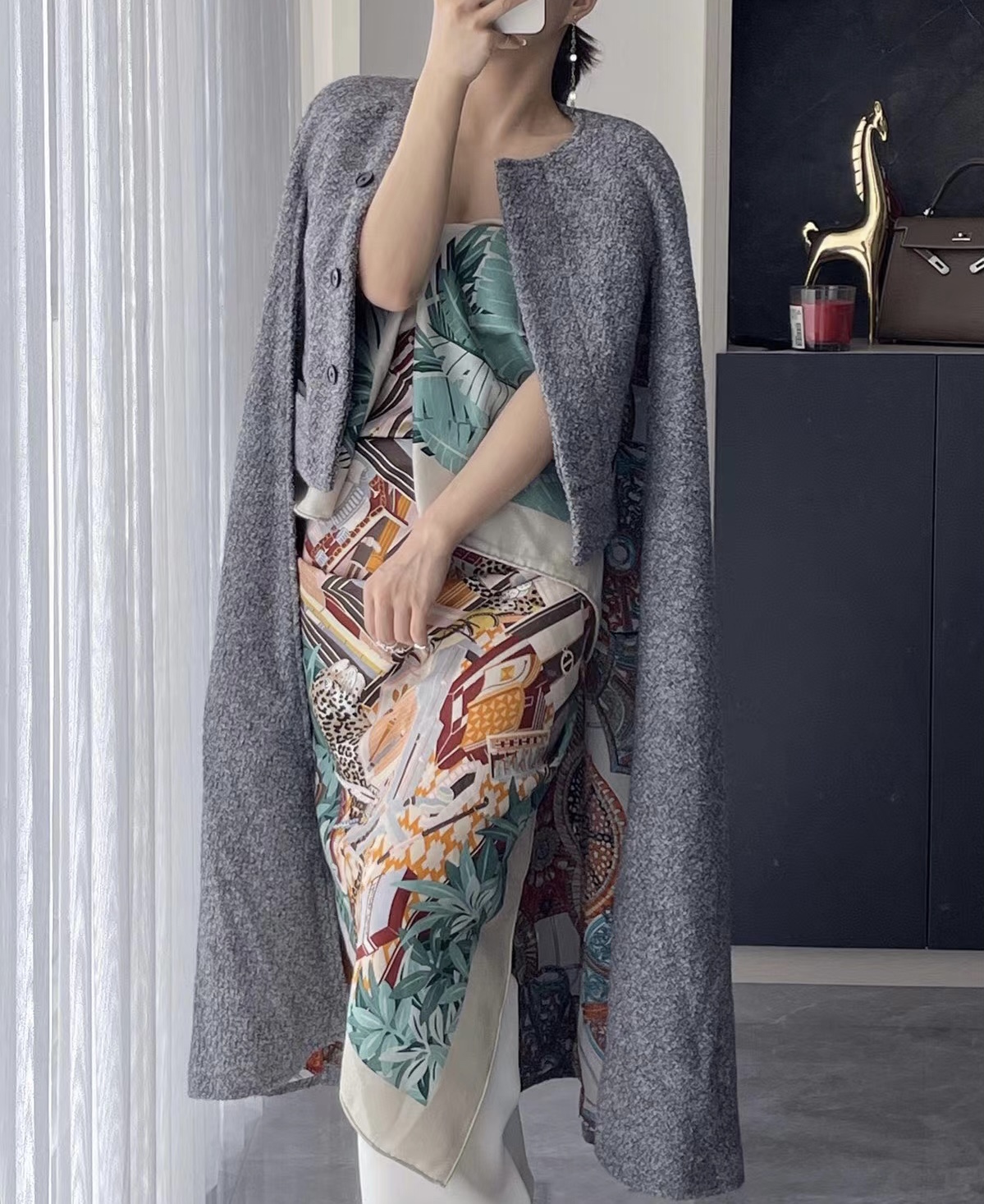 NO:170979,Hermes new double-sided and same color, the product name is Twelve Leopards. The fabric silk cashmere size is 140*140 Twelve Leopards enjoy a comfortable rest. They lie lazy, half-discovered among the leaves, or sleep leisurely in the center of a strange open-air studio. Are all leopards?  Not so. One of the leopards wore glasses and read the contents of a mysterious book in authentic fashion; the other was exploring the scroll in the box. Korean artist Jin Kwon created a dream deep in the jungle in the form of a Korean screen, filled with the elegant and elegant play. The lush and lush plants contrasted harmoniously with countless ornaments, pots and various Hermes notebooks, like a fascinating maze, which made collectors intoxicated. High-version scarves, hermes19860909爱马仕新款双面同色 品名十二花豹 面料丝羊绒尺寸140*140十二只花豹享受惬意休憩的时光.它们慵懒躺卧,在叶丛间半隐半现,或在奇异的露天工作室中央悠然而睡.所有花豹吗？ 并非如此.其中一只花豹戴着眼镜,正品读一本神秘书籍的内容；另一只正探察盒中的卷轴.韩国艺术家权真（Jin Kwon）以韩式屏风的形式营造丛林深处的梦境,奇珍雅玩充盈其中.葱郁丰茂的植物与不计其数的摆件、壶罐和各色爱马仕笔记本和谐相衬,犹如引人入胜的迷阵,令收藏家沉醉不已.,高版本围巾,hermes,scarf