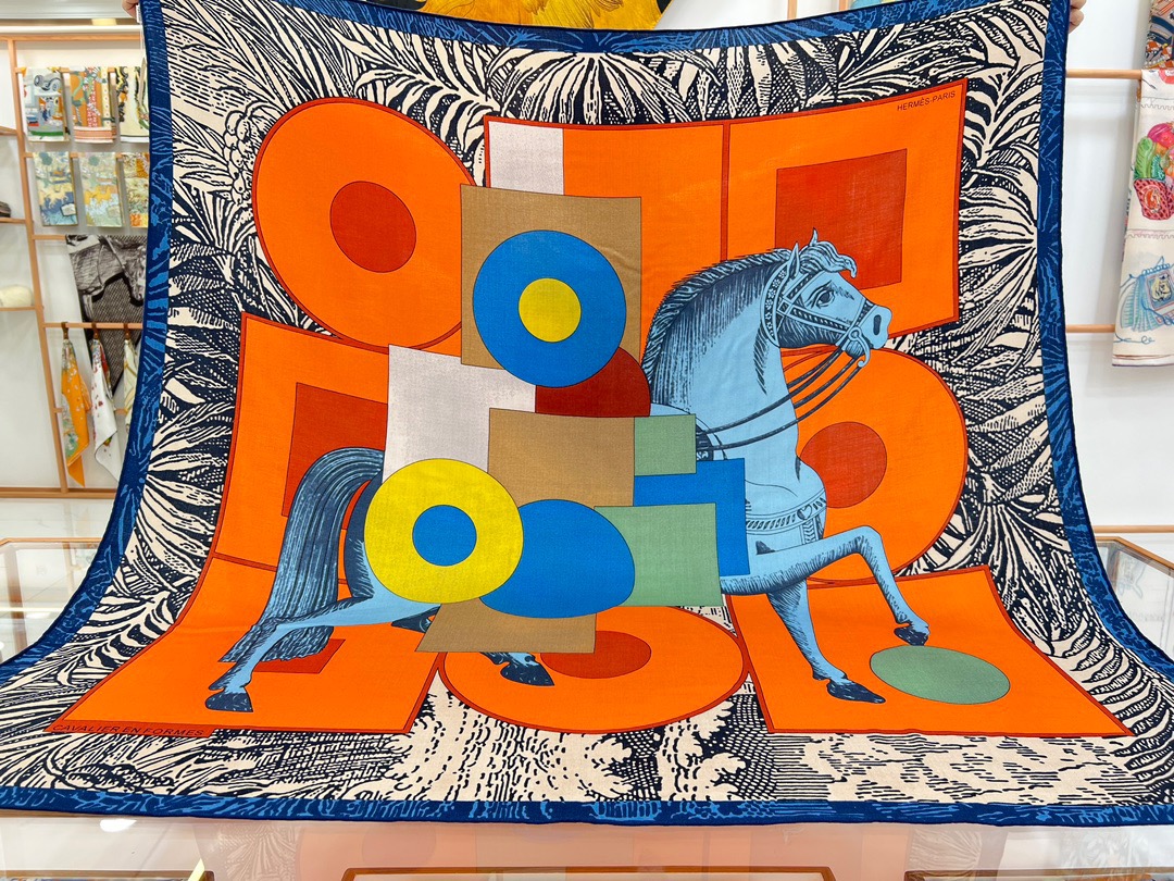 NO:170982,HERMES [Double-sided tone] Cavalier en Formes Cavalier en Formes | Transformer Knight Designer Gianpaolo Pagni Size 140*140 cm Ingredients 30 silk 70 cashmere Designer Gianpaolo Pagni Finds inspiration from the Imageries de Nancy series equestrian lithographs preserved in Emile Herm Es series. Choose to keep only the mounts in this print, he uses stamps of geometric shapes to represent the rider's outline in Cubist style. The surrounding palm leaves are taken from the fables of animal from the 16th century. In the place where the Renaissance meets Surrealism, this design is a colorful and graphic tribute to early abstract art., Higher version scarves, hermes, real silk19860909HERMES【双面同色】Cavalier en Formes  Cavalier en Formes |变形骑士 设计师 Gianpaolo Pagni 尺寸140*140厘米 成份30真丝70羊绒 设计师 Gianpaolo Pagni 从 Emile Herm e s 系列中保存的 Imagerie de Nancy 系列马术石版画中找到灵感.选择仅保留这幅版画中的坐骑,他使用几何形状的邮票以立体主义风格代表骑手的轮廓.周围的棕榈叶取自16世纪的动物寓言.在文艺复兴与超现实主义相遇的地方,这种设计是对早期抽象艺术的多彩和图形致敬.,高版本围巾,hermes,real silk,scarf