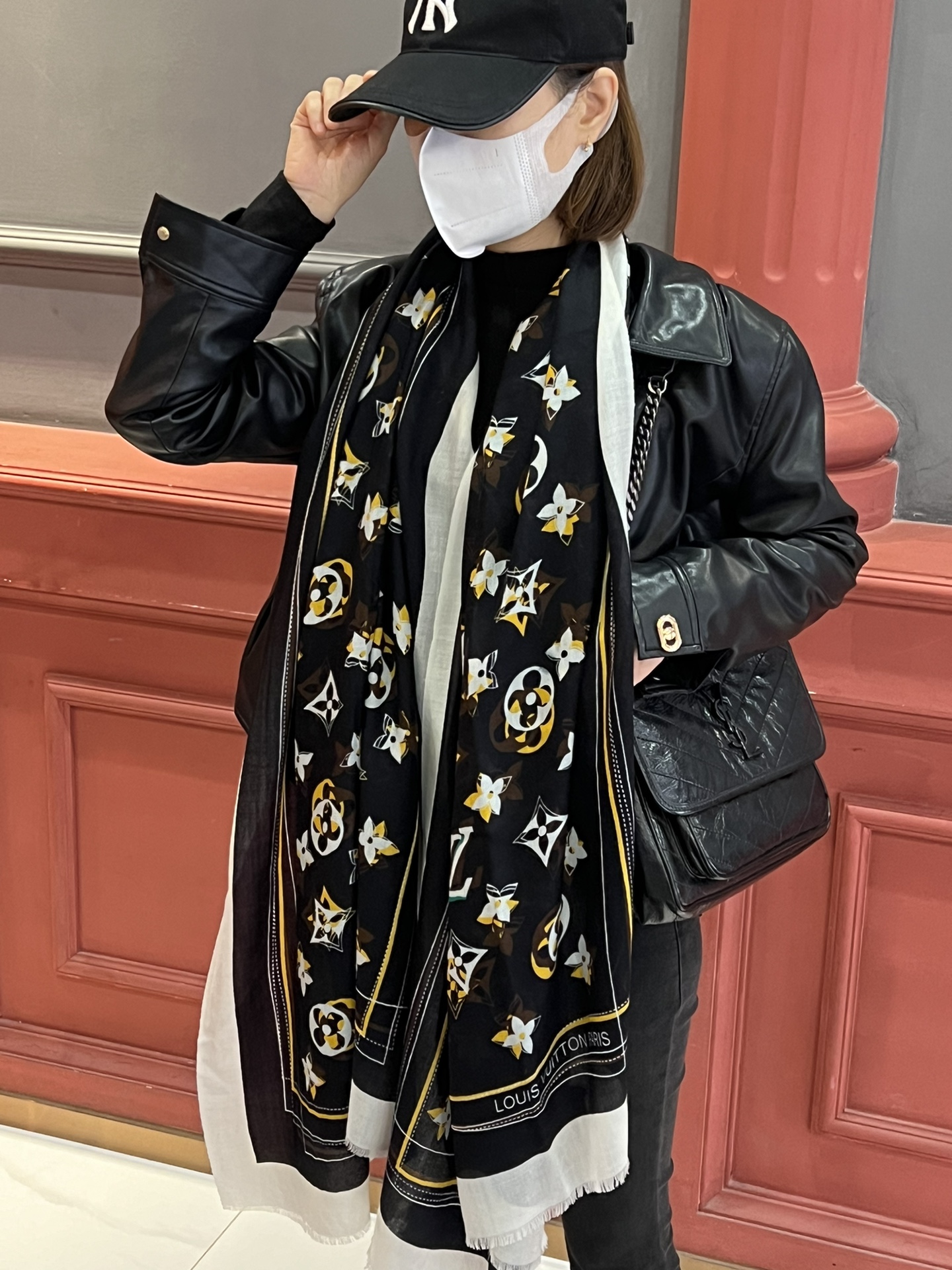 NO:171539,Cashmere long scarf counter synchronization really praises the donkey. Louis Vuitton classic Monogram pattern with colorful borders adds a gorgeous style. It is highly recommended that the size is not big or small, especially easy to match. The quality is super easy to get. The high-end quality will be understood by hand. The high-end details are what you see and what you get is the heavy and huge VIP customer must enter. Recommended size 110*200cm cashmere, high-version scarf, louis vuitton, louis vuitton, louis vuitton19860909羊绒长巾专柜同步真心赞驴家 路易威登经典 Monogram 图案搭配彩色边框再添华美格调.强烈推荐手慢无这个size不大不小特别好搭配,品质超级好拿到手就会懂的高端品质,高端细节所见即所得重磅巨献VIP客户必入推荐尺寸110*200cm羊绒,高版本围巾,louis vuitton,louis vuitton,louis vuitton,scarf