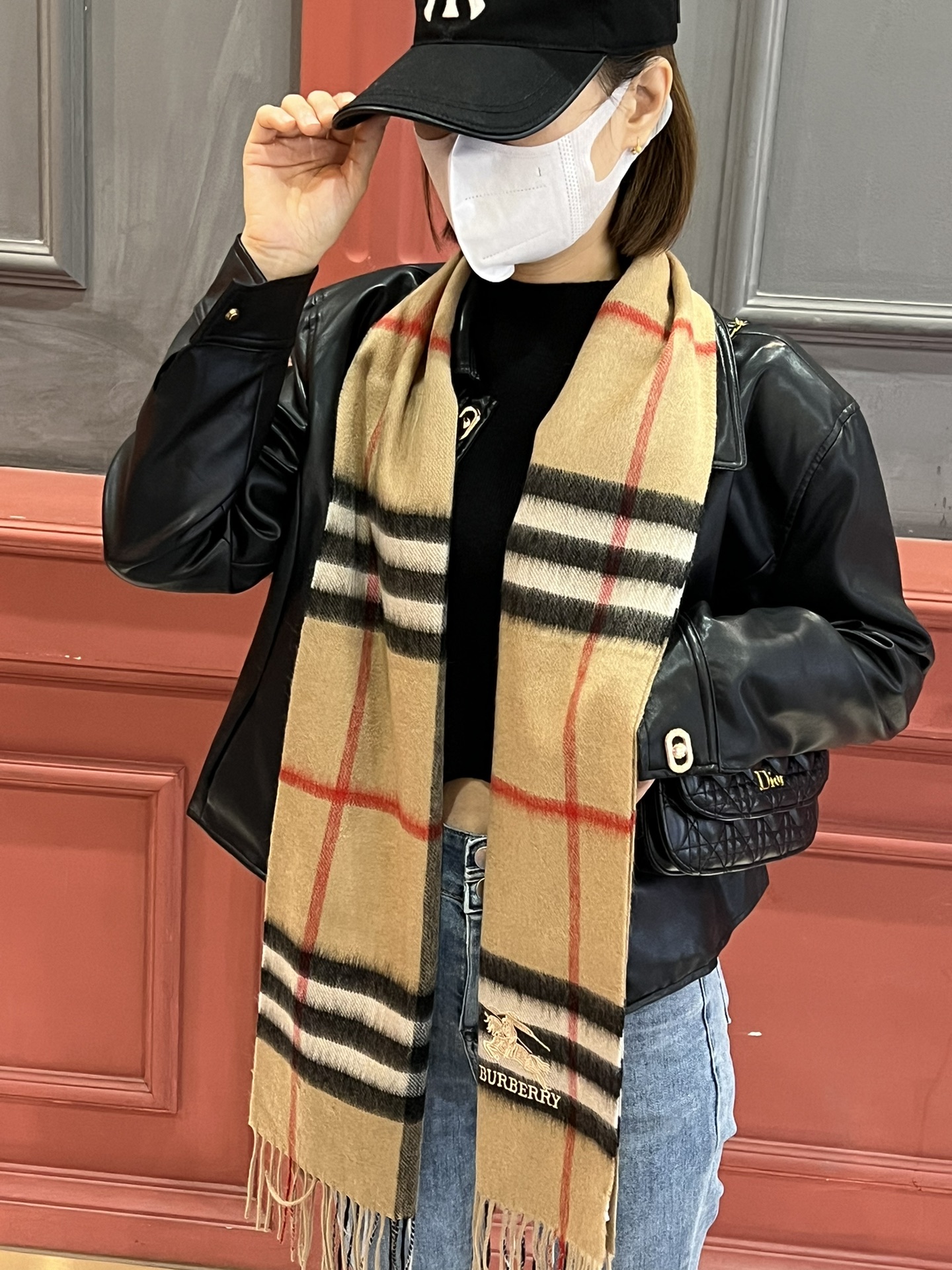 NO:171546,Couple style Burberry is a new super quality and versatile style, with a great quality and great value. The latest export cashmere scarf for men and women. The delicate feel is very good. This type of cashmere scarf is very versatile. It can be matched with a casual jacket or a business suit. The material selection is also very exquisite. It is selected from Alpine cashmere. Universal for men and women. Couple style is super recommended size 180*30, high-end scarf, burberry, jackets & coats19860909情侣款 巴宝莉 新款超级有品百搭的款,绝对质量好到爆的超值最新出口男女羊绒围巾.手感细腻度非常好关键这类的非常百搭,可以搭配休闲外套也可以搭配商务西服绝对不会不会搭错的款.选料也是很考究的选自阿尔卑斯山羊绒.男女通用 情侣款超级推荐尺寸180*30,高版本围巾,burberry,jackets & coats,scarf