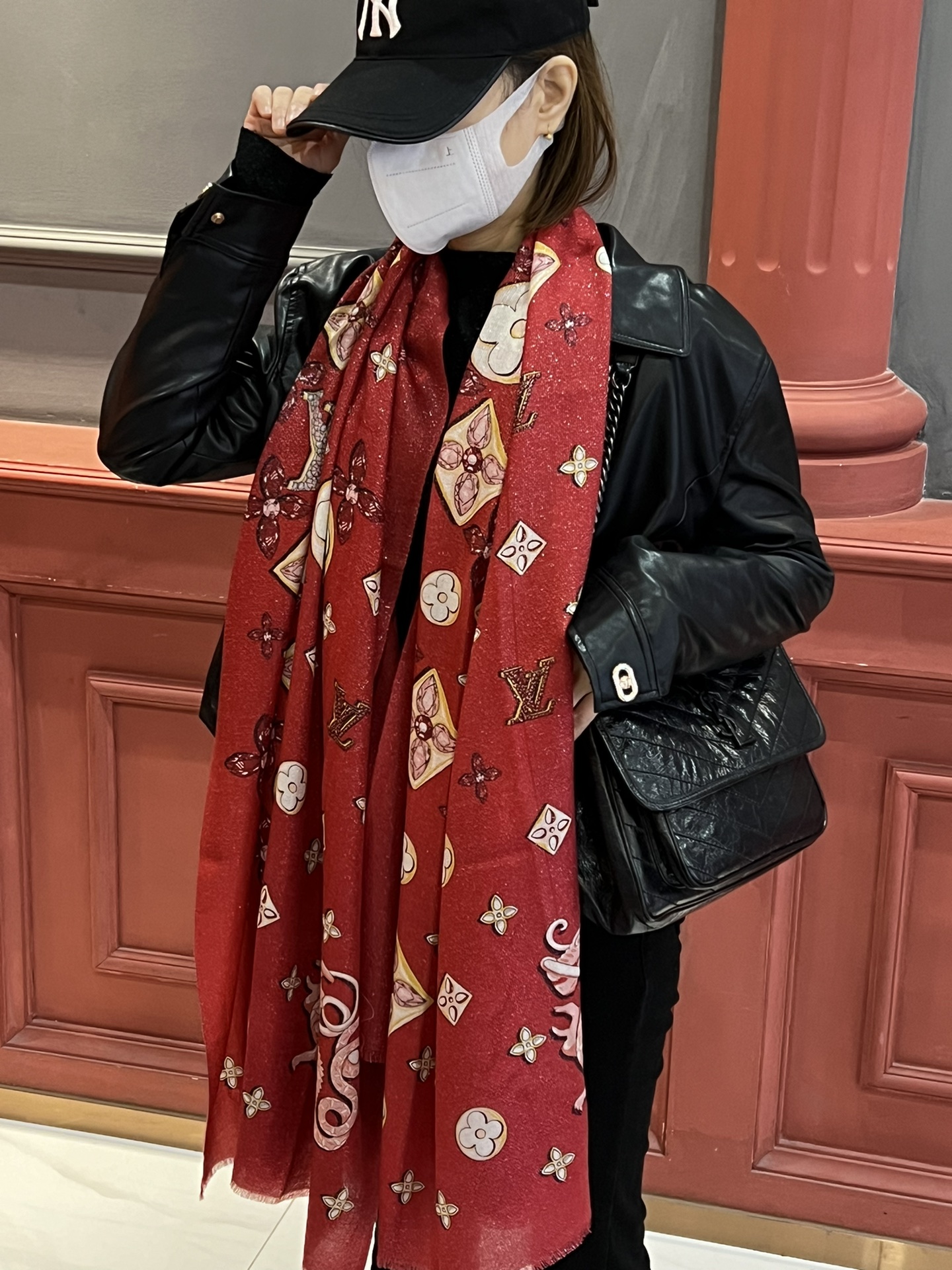 NO:171552,The most popular scarf that will shine, the most popular, zodiac dragon is here. The latest model specially provided by the donkey family [Zodiac Dragon Silver Wire Scarf] Precious Dragon Scarf combines Chinese New Year elements and creatively interprets the brand's classic Monogram pattern. The flying dragon entrenches are like jewelry, shining gems, injecting mythical charm into the soft design. It is highly recommended that the hand is slow and the price is really good. This size is not big or small, and it is very easy to match. The quality is super easy to get. The high-end quality will be understood. The high-end details are what you see and what you get is the heavy and huge VIP customer must-earn 100*200. High-version scarf, louis vuitton, louis vuitton19860909会发光发亮的围巾最红最火爆生肖龙来啦 驴家特供的最新款【生肖龙银丝长巾】Precious Dragon 方巾融汇农历新年元素,创意解读品牌经典Monogram 图案.盘踞一隅的飞龙恰似珠宝般闪耀宝石华彩,为柔美设计注入神话魅力.强烈推荐手慢无价格真心好,这个size不大不小特别好搭配,品质超级好拿到手就会懂的高端品质,高端细节所见即所得重磅巨献VIP客户必入推荐100*200,高版本围巾,louis vuitton,louis vuitton,scarf