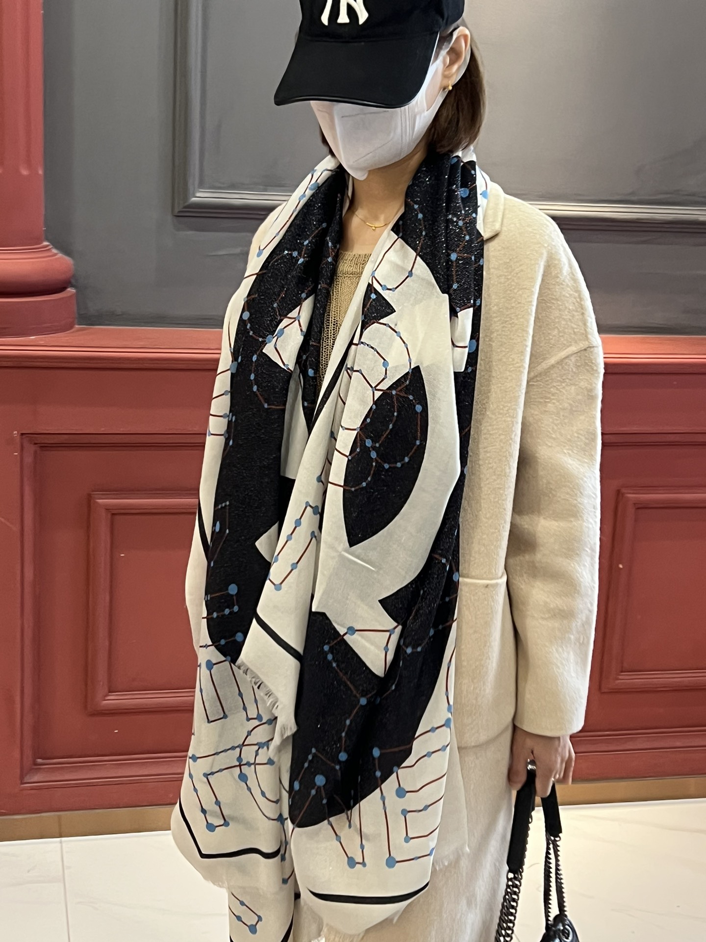 NO:171522,A scarf that will shine. Xiaoxiang [Xiaoxiang Constellation Sign] Cashmere Square Scarf Recommended to grab VIP. Be sure to start quickly. [High-end, Big Love, Pure Cashmere, Baby Feelings So Feelings Flying Women's Beauty. Very few products. You can use it in all seasons to make people very beautiful. The upper body effect is simply beautiful. The quality is very perfect. The whole scarf gives people a big brand aura and is very exquisite and beautiful. It is definitely worth buying. Once you get the real thing, you will be glad that you are a beautiful product for women. It is worth evaluating the perfect temperament and taste. Ditails' first choice VIPs. The upper size is 100*200, high-version scarf19860909会发光发亮的围巾 小香【小香星座标志】羊绒方巾抢VIP推荐 下手一定要快【高端 大爱 纯羊绒 婴儿触感舒服到飞女人尤物 货极少 四季都可以用真心美的让人非常非常心动 上身效果简直美翻了 品质非常完美 整个围巾给人大牌气场的同时又非常精致秀丽绝对值得入手的新款 实物一拿到就会庆幸自己是女人的绝美好货 值得品鉴完美气质品味Ditails首选VIP们 上尺寸100*200,高版本围巾,scarf