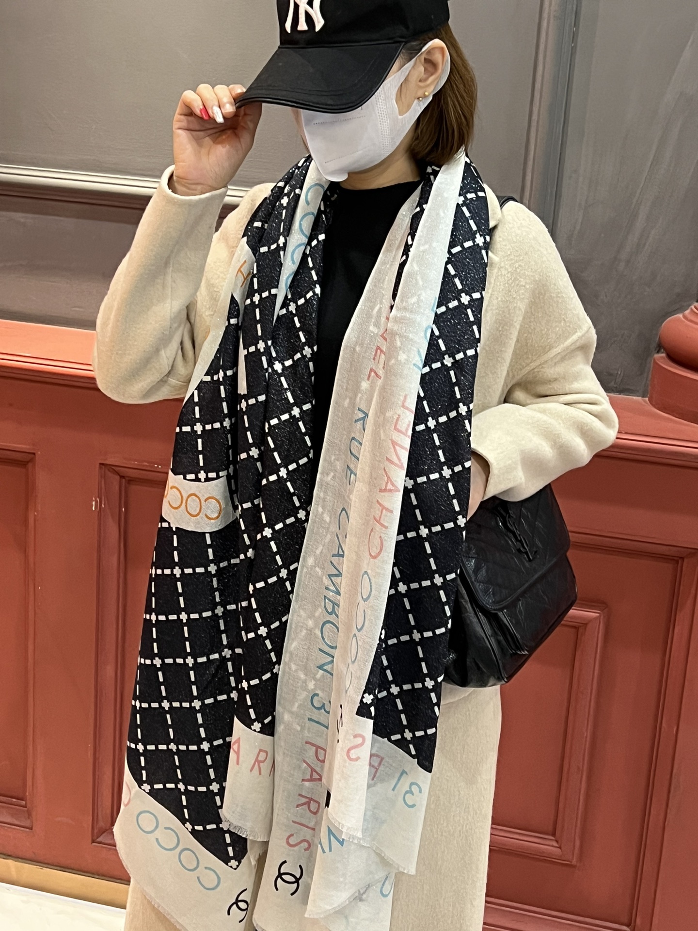 NO:171534,New [Scarf that will shine] [Little Fragrance Fun Sign] 1. Grab VIP recommendation. Be sure to start quickly [High-end, Big Love, Pure Cashmere, Baby Feelings So Feelings Flying Women's Beauty, Very Few Products, You can use it in all seasons to make people very beautiful, the upper body effect is simply beautiful, the quality is perfect, the whole scarf gives people a big brand aura and is very exquisite and beautiful, which is definitely worth buying. Once you get the real thing, you will be glad that you are a beautiful product for women. It is worth evaluating the perfect temperament and taste. Ditails' first choice VIPs. The upper size is 100*200, high-version scarf19860909新款【会发光发亮的围巾】【小香趣味标识】1抢VIP推荐 下手一定要快【高端 大爱 纯羊绒 婴儿触感舒服到飞女人尤物 货极少 四季都可以用真心美的让人非常非常心动 上身效果简直美翻了 品质非常完美 整个围巾给人大牌气场的同时又非常精致秀丽绝对值得入手的新款 实物一拿到就会庆幸自己是女人的绝美好货 值得品鉴完美气质品味Ditails首选VIP们 上尺寸100*200,高版本围巾,scarf