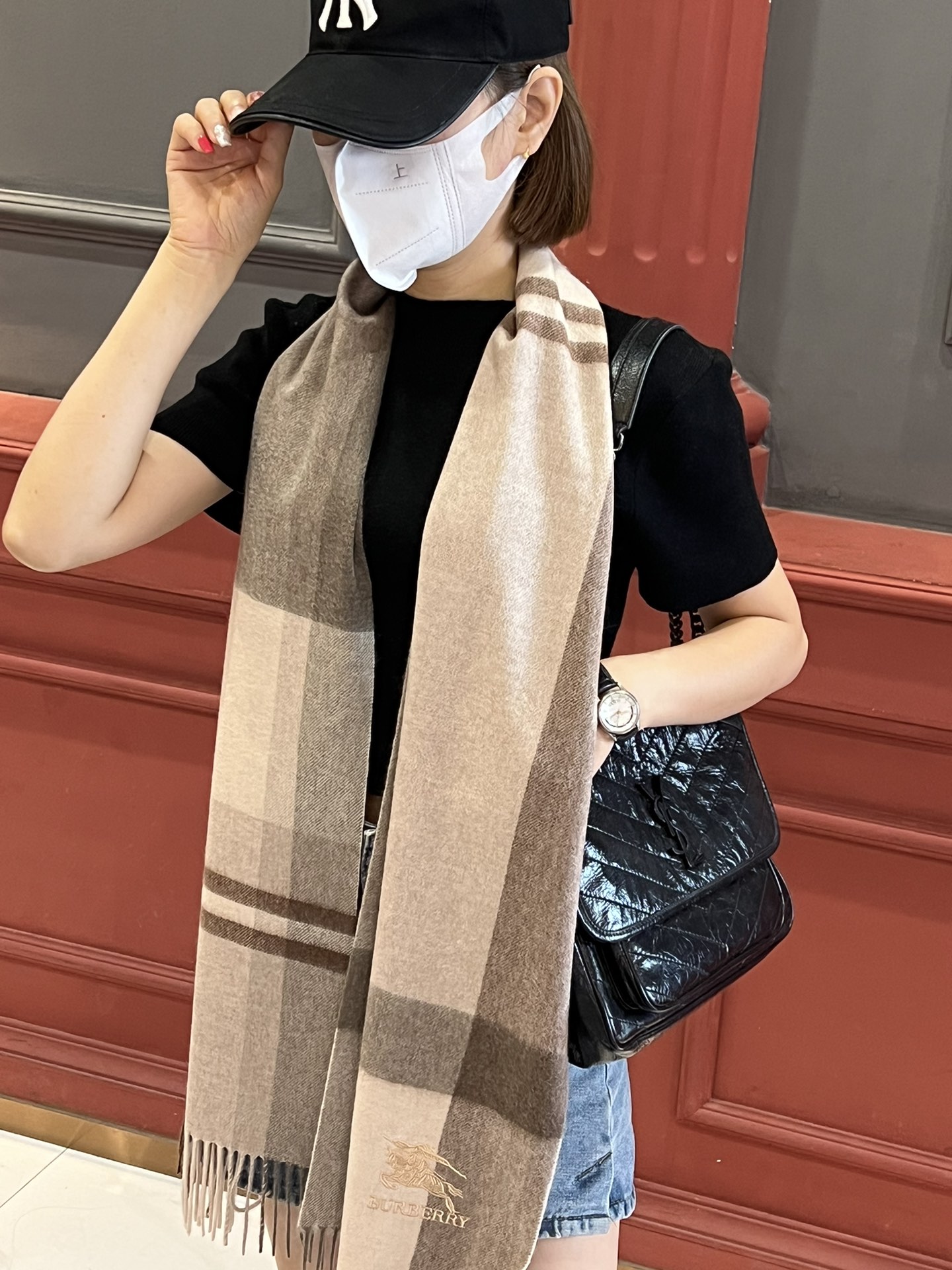 NO:171547,Recommended B-home new products ·Couple style Cashmere scarf is a top-notch cashmere fiber that takes time and effort, soaked in clear spring water to make the cashmere fiber present a unique fluffy texture, and the feel is so delicate. Only by using the lightweight velvet process can it have a luxurious and soft surface luster. The water ripples are really beautiful. The touch is like a baby's skin. Soft and glutinous. The touch is full of delicate fluff. It has always been synonymous with continuous excellence. This price is absolutely 100% affordable gift gifts and is good!  Absolutely good product, specifications 32*180 cm, ingredient cashmere, high-version scarf19860909重磅推荐B家新品 ·情侣款 羊绒围巾臻选上乘的山羊绒纤维,耗时耗力,再以清泉水浸泡涤荡,使羊绒纤维呈现出独特的蓬松质感,手感才如此细腻,采用轻缩绒工艺,才有奢华柔和的表面光泽水波纹真的太美好了,触感犹如婴儿的肌肤 软软糯糯 手感满满地都是细腻的绒毛一直是精益求精的代名词,这个价格绝对百分之百的实惠送礼自留都不错！绝对好货 规格32*180 cm,成分羊绒,高版本围巾,scarf