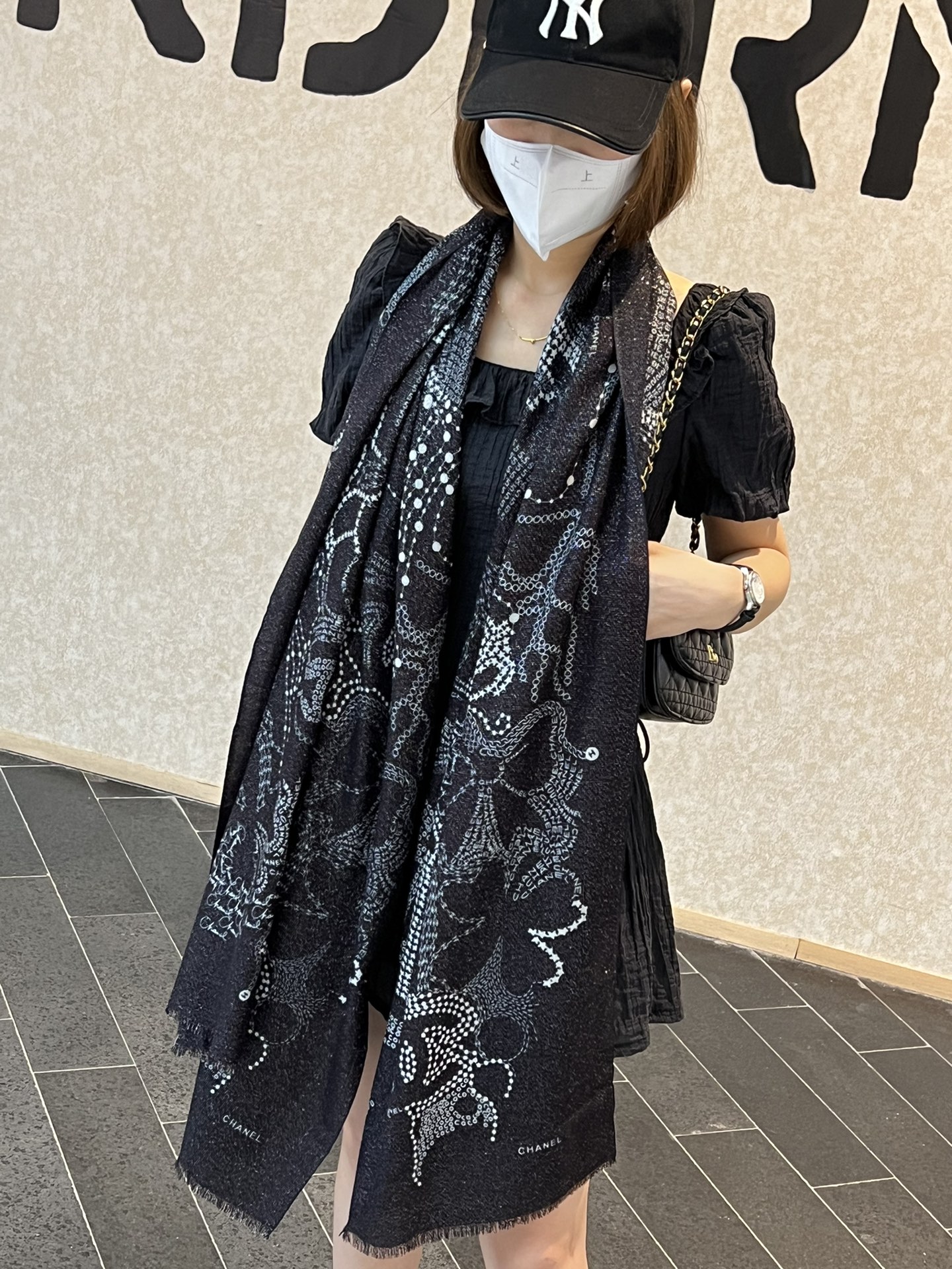 NO:171560,New [Scarf that will shine] [Little Fragrance Fun Logo] Recommended for VIP, be sure to start quickly [High-end, Big Love, Pure Cashmere, Baby Feelings So Feelings Flying Women's Beauty, Very Few Products, You can use it in all seasons to make people very beautiful, the upper body effect is simply beautiful, the quality is perfect, the whole scarf gives people a big brand aura and is very exquisite and beautiful, which is definitely worth buying. Once you get the real thing, you will be glad that you are a beautiful product for women. It is worth evaluating the perfect temperament and taste Ditails' first choice VIPs. The upper size is 100*200, high-version scarf19860909新款【会发光发亮的围巾】【小香趣味标识】抢VIP推荐 下手一定要快【高端 大爱 纯羊绒 婴儿触感舒服到飞女人尤物 货极少 四季都可以用真心美的让人非常非常心动 上身效果简直美翻了 品质非常完美 整个围巾给人大牌气场的同时又非常精致秀丽绝对值得入手的新款 实物一拿到就会庆幸自己是女人的绝美好货 值得品鉴完美气质品味Ditails首选VIP们 上尺寸100*200,高版本围巾,scarf