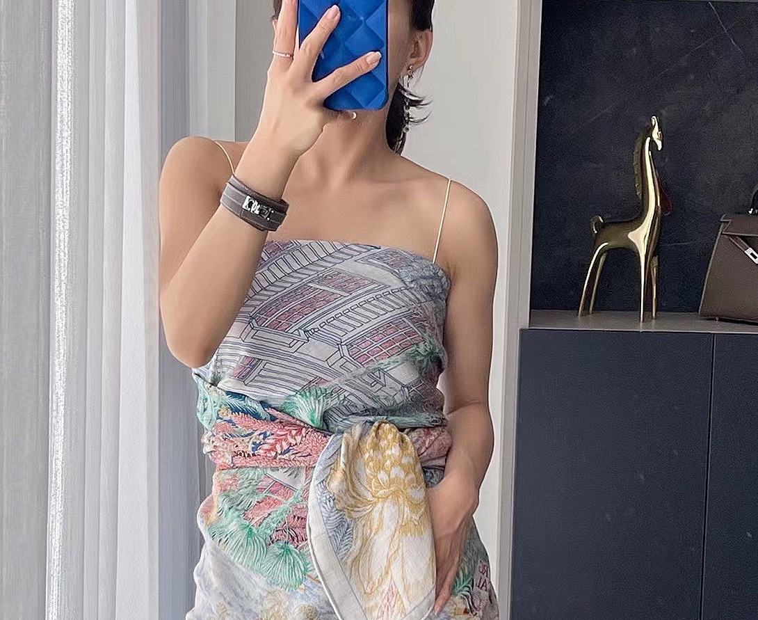 NO:171596,Hermes ~ Top double-sided and same color for autumn and winter matching tools!  !  1 equals 2] The finishing touch is wonderful, I like both the patterns and color schemes, and I like another velvet shawl designed with double-sided color matching craftsmanship. I like it very much!  !  !  !  One shawl is equal to two wearing it to create a high-end feel!  The physical body is really fashionable!  !  This batch is of excellent quality!  I would like to remind my sisters that you must buy it early, this one will not help!  A shawl has two colors, both front and back, which really saves money and saves you home. There is no need to worry about the colors, just earn two at a time!  !  !  Size specifications 140*140 Top double-sided printing and dyeing double-color silk cashmere shawls, high-version scarfs, hermes, real silk, shawls19860909爱马仕～秋冬搭配利器顶级双面同色 版真丝羊绒披肩！！1条等于2条】点睛精彩,图案和配色都超级喜欢,又一款双面配色工艺设计的丝绒披肩,超级喜欢！！！！一条披肩等于两条穿出高级感！实物上身真的很时髦气质！！这个批次品质超好！提醒下喜欢的姐妹们,必须早点入手,这个出完无补的！一条披肩正反两种配色,真是省银子省到家了,不用纠结颜色了,一次入两！！！尺寸规格140*140顶级双面印染双配色真丝羊绒披肩,高版本围巾,hermes,real silk,shawls,scarf