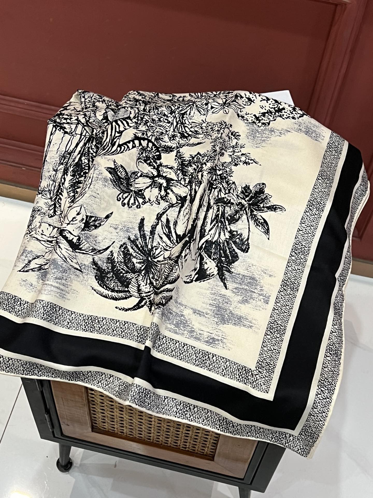 这款方巾饰以Voyage茹伊印花图案来自Dior与意大利艺术家彼得罗鲁福PietroRuffo携手打造的