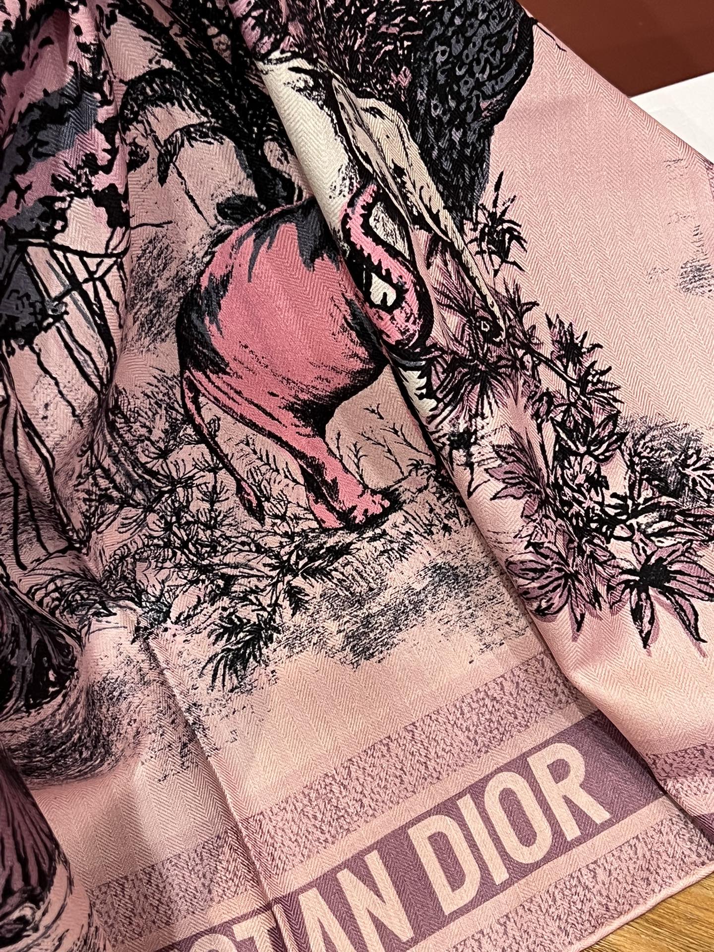 这款方巾饰以Voyage茹伊印花图案来自Dior与意大利艺术家彼得罗鲁福PietroRuffo携手打造的
