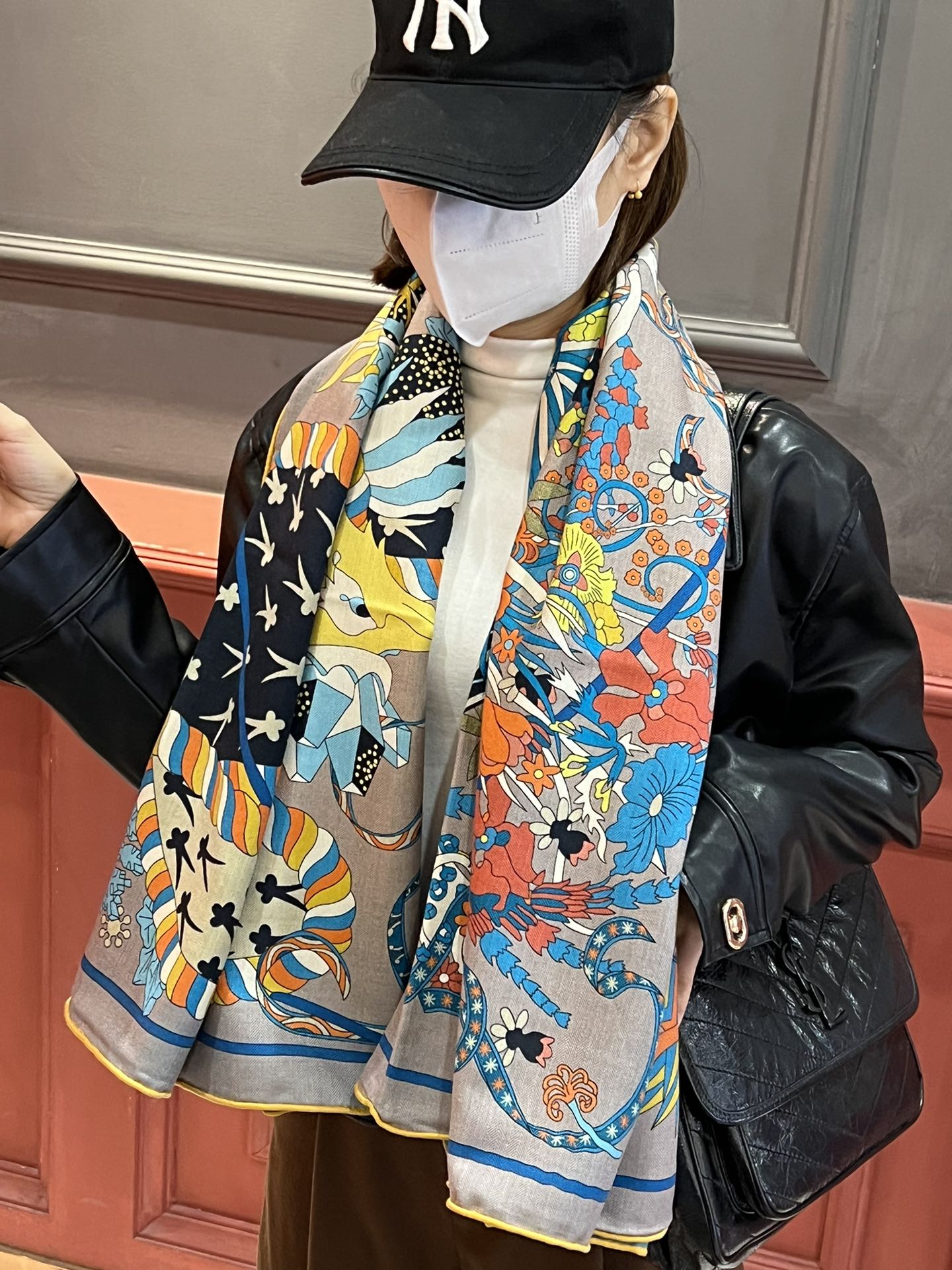 NO:171802,[Reverse] Color No. 1~ Hermes' new spring style with a sharp weapon top-quality double-color double-sided version of silk cashmere shawl!  !  1 equals 2] The finishing touch is wonderful, I like both the patterns and color schemes, and I like another velvet shawl designed with double-sided color matching craftsmanship. I like it very much!  !  !  !  One shawl is equal to two wearing it to create a high-end feel!  The physical body is really fashionable!  !  This batch is of excellent quality!  I would like to remind my sisters that you must buy it early, this one will not help!  A shawl has two colors, both front and back, which really saves money and saves you home. There is no need to worry about the colors, just earn two at a time!  !  !  Size specifications 140*140 Top double-sided printing and dyeing double-color silk cashmere shawls, high-version scarfs, hermes, real silk, shawls19860909【反面】1号色～爱马仕开春新款搭配利器顶级双配色双面版真丝羊绒披肩！！1条等于2条】点睛精彩,图案和配色都超级喜欢,又一款双面配色工艺设计的丝绒披肩,超级喜欢！！！！一条披肩等于两条穿出高级感！实物上身真的很时髦气质！！这个批次品质超好！提醒下喜欢的姐妹们,必须早点入手,这个出完无补的！一条披肩正反两种配色,真是省银子省到家了,不用纠结颜色了,一次入两！！！尺寸规格140*140顶级双面印染双配色真丝羊绒披肩,高版本围巾,hermes,real silk,shawls,scarf