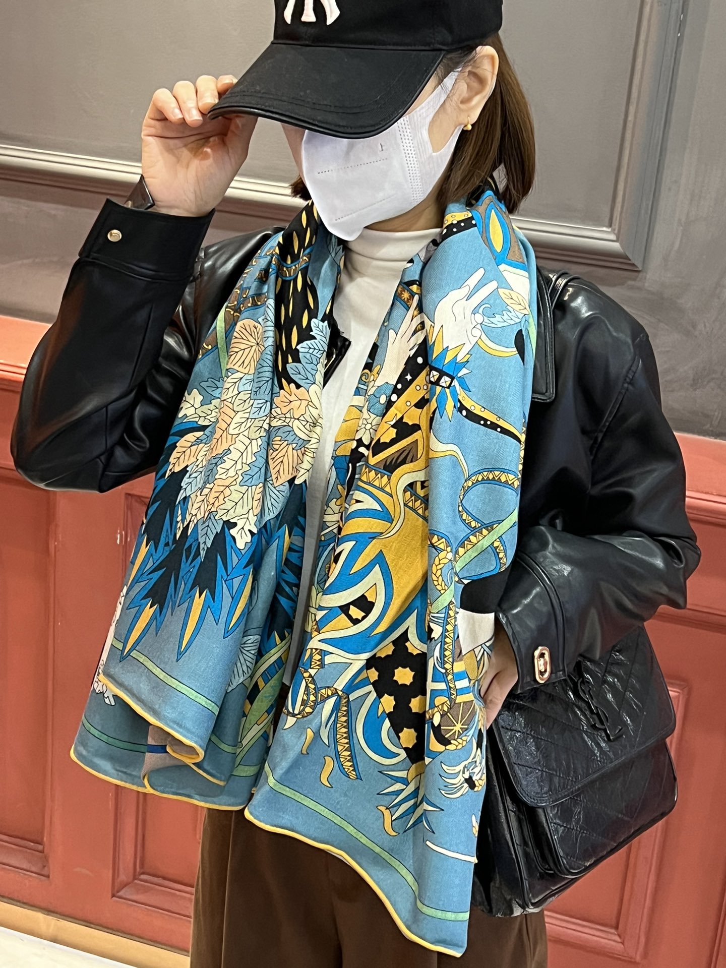 NO:171796,[Front] Color No. 1~ Hermes' new spring style matching tool with top double color double-sided version of silk cashmere shawl!  !  1 equals 2] The finishing touch is wonderful, I like both the patterns and color schemes, and I like another velvet shawl designed with double-sided color matching craftsmanship. I like it very much!  !  !  !  One shawl is equal to two wearing it to create a high-end feel!  The physical body is really fashionable!  !  This batch is of excellent quality!  I would like to remind my sisters that you must buy it early, this one will not help!  A shawl has two colors, both front and back, which really saves money and saves you home. There is no need to worry about the colors, just earn two at a time!  !  !  Size specifications 140*140 Top double-sided printing and dyeing double-color silk cashmere shawls, high-version scarfs, hermes, real silk, shawls19860909【正面】1号色～爱马仕开春新款搭配利器顶级双配色双面版真丝羊绒披肩！！1条等于2条】点睛精彩,图案和配色都超级喜欢,又一款双面配色工艺设计的丝绒披肩,超级喜欢！！！！一条披肩等于两条穿出高级感！实物上身真的很时髦气质！！这个批次品质超好！提醒下喜欢的姐妹们,必须早点入手,这个出完无补的！一条披肩正反两种配色,真是省银子省到家了,不用纠结颜色了,一次入两！！！尺寸规格140*140顶级双面印染双配色真丝羊绒披肩,高版本围巾,hermes,real silk,shawls,scarf