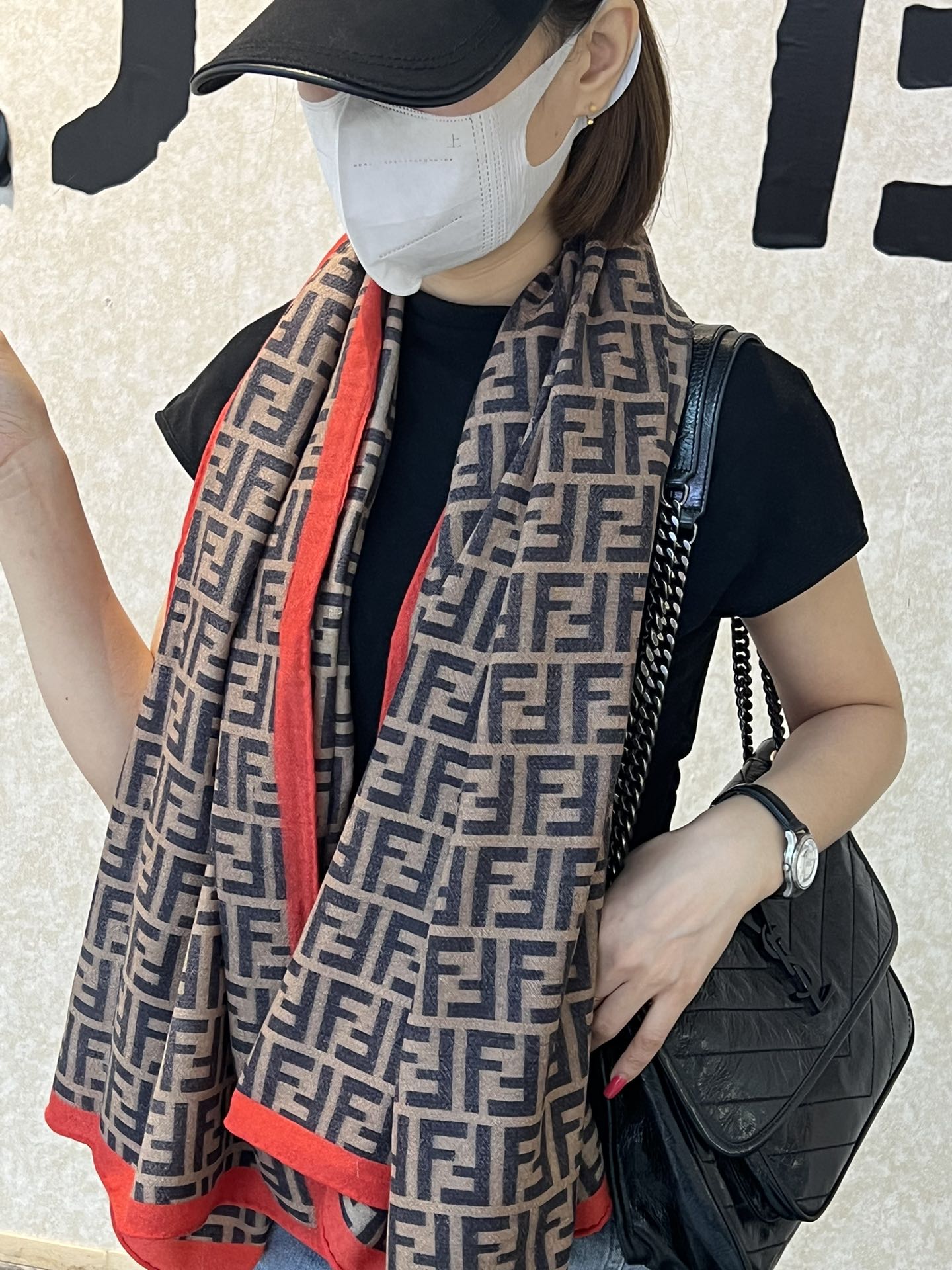 NO:171807,The new FD counter synchronized model [FF contrasting curled edge 140] has a special tone. It uses cashmere fabric with excellent texture and is decorated with FD classic double FF LOGO print, and keeps high-end cow goods [high-end product, new model, counter synchronized] This size is not big or small, especially easy to match, the quality is super easy to get, high-end quality will be understood by hand, high-end details, what you see is what you get, the heavy and huge VIP customers must enter recommended size 140*140, especially recommended, high-version scarf19860909FD专柜同步新款【FF撞色卷边140】特别有腔调.采用质感上佳的羊绒面料并饰有FD经典双FF LOGO印花,自留高端牛货【渠道尖货 新款 专柜同步】这个size不大不小特别好搭配,品质超级好拿到手就会懂的高端品质,高端细节所见即所得重磅巨献VIP客户必入推荐尺寸140*140,特别推荐,高版本围巾,scarf