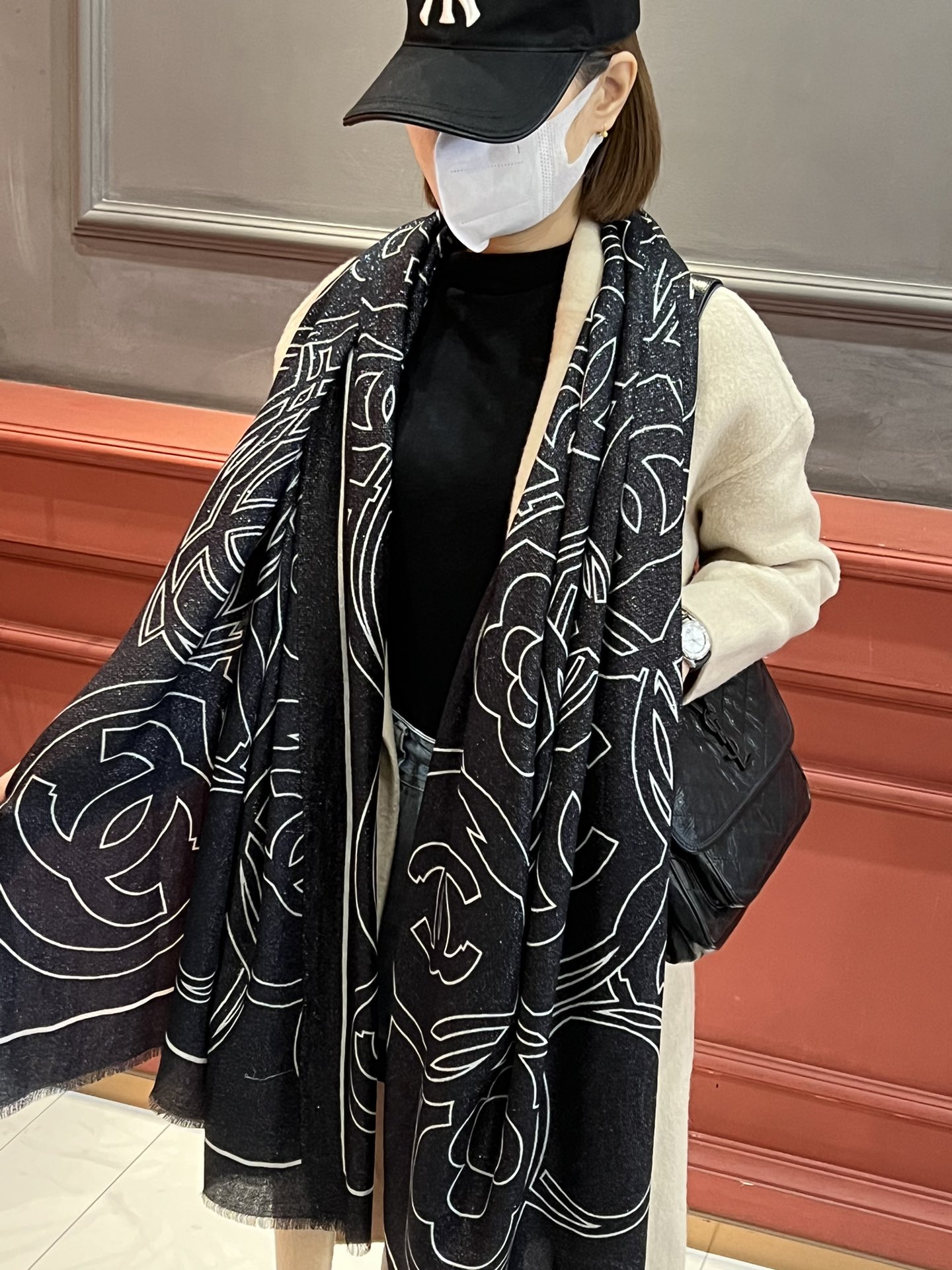 NO:171817,New scarf that will shine. New customer-supplied silver thread cashmere fabric long scarf. Beautiful [Tear] [Xiaoxiang silver thread polka dot letter long scarf] The imperial palace-level new counter is on sale. The unique design style of pure cashmere sequins and rich in Xiangjia classic LOGO pattern printing. It is extremely beautiful. Really, the upper body is extremely luxurious and high-end. Rare~ Small expensive~ Look good or not. Look at it yourself. Size 110x200cm. Large long scarf, top-grade pure cashmere, high-end scarf, chanel19860909上新 会发光发亮的围巾 新款客供银线羊绒面料长巾 美翻了[流泪]【小香银线圆点字母长巾】御用殿堂级极新款专柜在售 纯羊绒亮片独特设计风格加上富有香家经典LOGO图案印花 美丽至极 真的 上身极为奢华上档次 稀有～小贵～好看不好看自己看吧 尺寸110x200cm 大长巾,顶级纯羊绒,高版本围巾,chanel,scarf