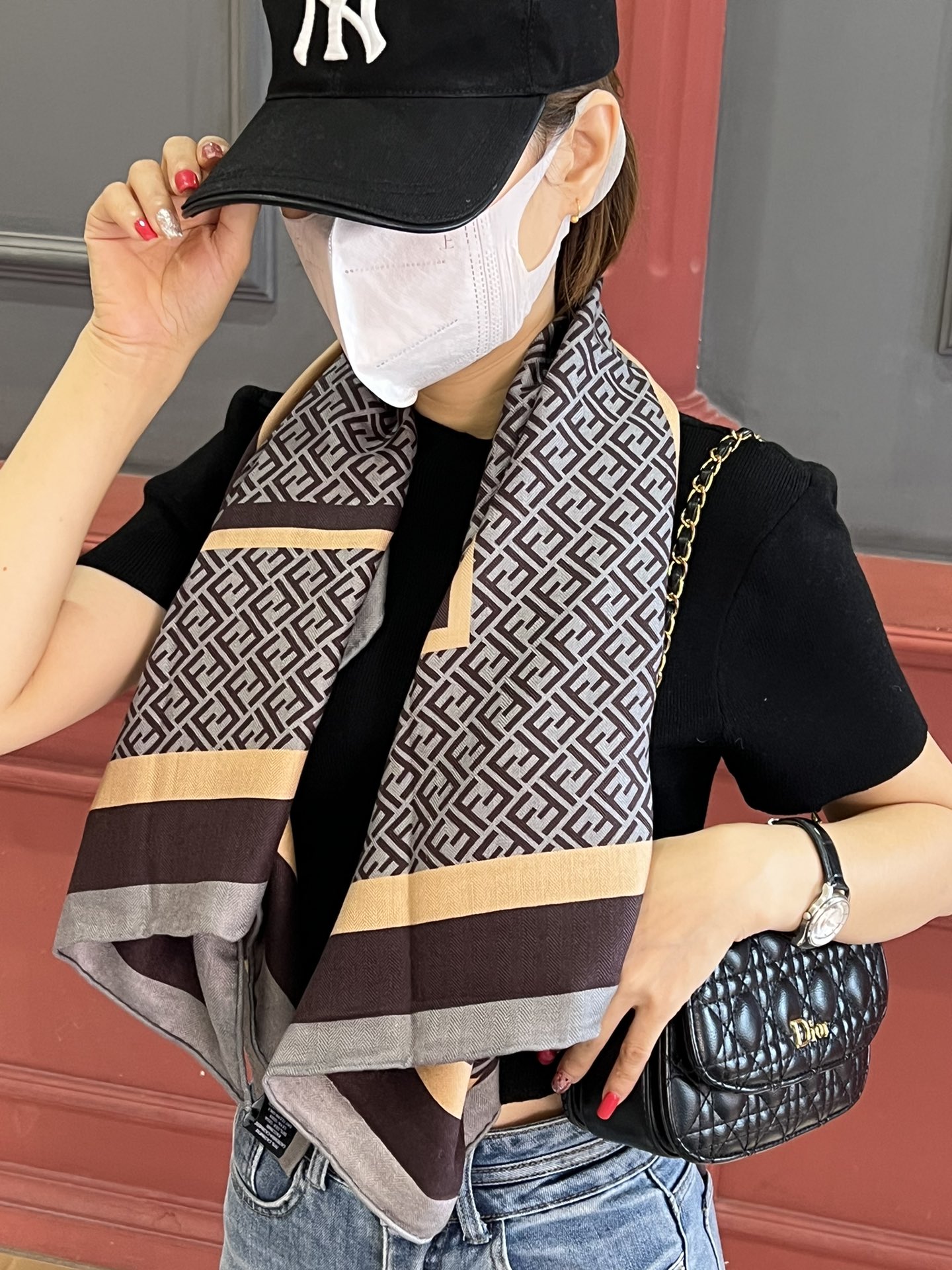 NO:171769,Explain what high-end luxury products are? ~ velvet square scarf Fendi is extraordinary, high-end and has aura!  !  】It's very proud!  F autumn and winter items that will always be extra points!  All kinds of dressing styles can collide with her to create a different upper body effect!  It’s really super good tone in terms of color matching or design!  Any surroundings are already very, very beautiful!  No matter how you surround yourself, you will be beautiful in temperament!  Good-looking things, non-black things, and temperament things!  !  !  I really love you. I look very energetic after I put on my body and shine. It is suitable for all kinds of figures, ages, and body shapes. No matter who you are a little bit, you will feel that your temperament has improved by several levels!  Size and specifications 140*140cm top-grade herringbone silk cashmere square scarf!  , high-version scarf, fendi, real silk19860909诠释什么叫高端顶奢产品～～丝绒方巾Fendi 卓尔不凡,高级有气场！！】非常抬人！永远加分的F秋冬单品！各种穿衣风格都可以和她碰撞出别样的上身效果！真的无论是配色还是设计,上身都超级有调性！随便围围就已经非常非常非常美！怎么围都是气质美美的！好看的东西,不突兀的东西,气质的东西！！！真的是爱了,上身后特别显精神,光彩照人,适合各种身材,各种年龄,各种体型,无论谁,稍微一围就会觉的自己的气质提升好几级！尺寸规格140*140cm顶级人字纹真丝羊绒方巾！,高版本围巾,fendi,real silk,scarf