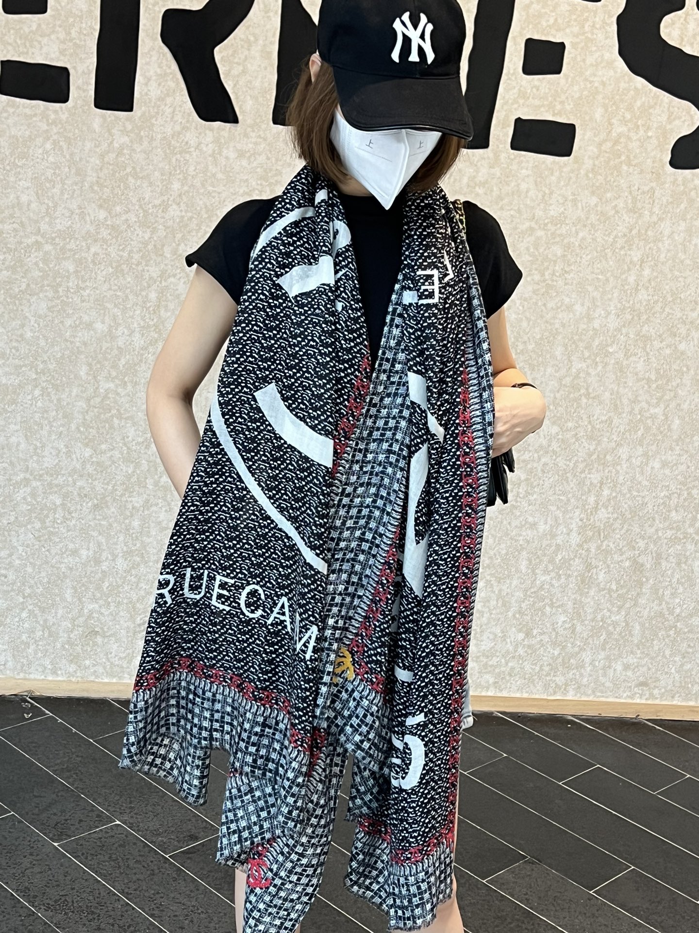 NO:171781,New Xiangjia [Little Fragrance Element Pattern Long Scarf] Cashmere Long Scarf Recommended to grab VIP. Be sure to start quickly [High-end, Big Love, Top-level Pure Cashmere, Baby Feelings So Feelings Flying Women's Beauty, Very Few Products, You can use it in all seasons to make people very beautiful, The upper body effect is simply beautiful, The quality is perfect, The whole scarf gives people a big brand aura and is very exquisite and beautiful, which is definitely worth buying. Once you get the real thing, you will be glad that you are a beautiful product for women. It is worth evaluating the perfect temperament and taste Ditails' first choice VIPs. 200*110 Top-level Pure Cashmere, High-version scarf, Chanel19860909上新香家【小香元素花纹长巾】羊绒长巾抢VIP推荐 下手一定要快【高端 大爱 顶级纯山羊绒 婴儿触感舒服到飞女人尤物 货极少 四季都可以用真心美的让人非常非常心动 上身效果简直美翻了 品质非常完美 整个围巾给人大牌气场的同时又非常精致秀丽绝对值得入手的新款 实物一拿到就会庆幸自己是女人的绝美好货 值得品鉴完美气质品味Ditails首选VIP们 上200*110 顶级纯山羊绒,高版本围巾,chanel,scarf