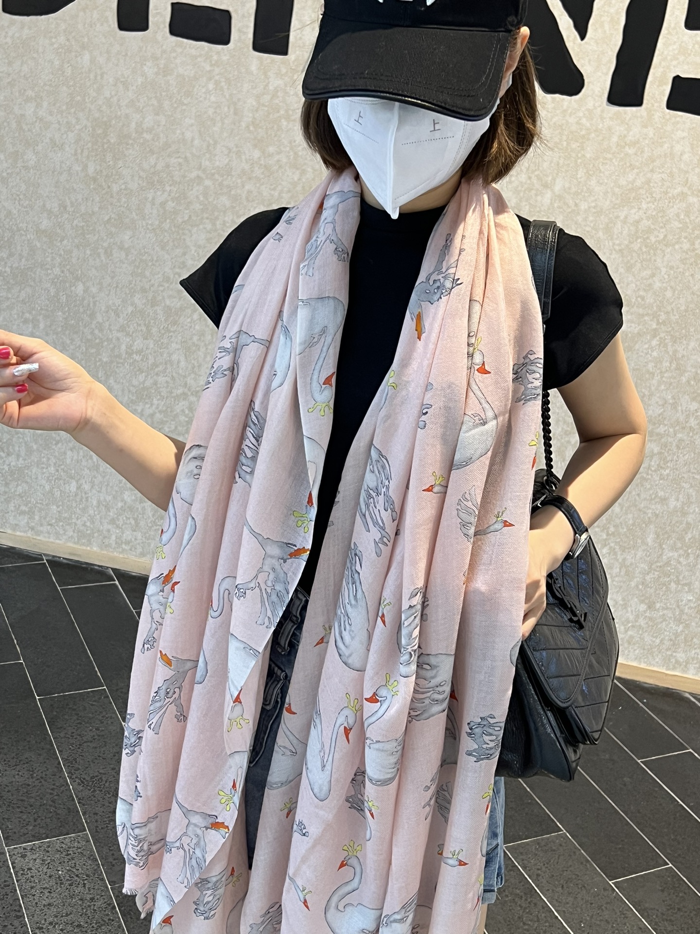 NO:171788,New [Swan Print Long Scarf] Cashmere Fabric Long Scarf Beautiful [Tear] The imperial palace-level top-quality new style for sale. The unique design style of pure cashmere plus the special pattern printing of Xiangjia this season is extremely beautiful. Really, the upper body is extremely luxurious and high-end. Rare~ Small expensive~ Look at it if you look good or not. Size 110x200cm Large long scarf, top-grade pure cashmere, high-end scarf, chanel19860909新款【天鹅印花长巾】羊绒面料长巾 美翻了[流泪]御用殿堂级极品新款专柜在售 纯羊绒独特设计风格加上富有香家本季特色图案印花 美丽至极 真的 上身极为奢华上档次 稀有～小贵～好看不好看自己看吧 尺寸110x200cm 大长巾,顶级纯羊绒,高版本围巾,chanel,scarf