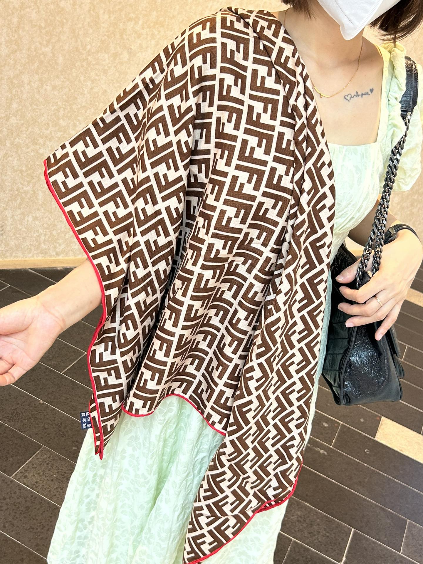 NO:171805,Explain what high-end luxury products are? ~ velvet square scarf Fendi is extraordinary, high-end and has aura!  !  】It's very proud!  F autumn and winter items that will always be extra points!  All kinds of dressing styles can collide with her to create a different upper body effect!  It’s really super good tone in terms of color matching or design!  Any surroundings are already very, very beautiful!  No matter how you surround yourself, you will be beautiful in temperament!  Good-looking things, non-black things, and temperament things!  !  !  I really love you. I look very energetic after I put on my body and shine. It is suitable for all kinds of figures, ages, and body shapes. No matter who you are a little bit, you will feel that your temperament has improved by several levels!  Size and specifications 140*140cm top-grade herringbone silk cashmere square scarf!  , high-version scarf, fendi, real silk19860909诠释什么叫高端顶奢产品～～丝绒方巾Fendi 卓尔不凡,高级有气场！！】非常抬人！永远加分的F秋冬单品！各种穿衣风格都可以和她碰撞出别样的上身效果！真的无论是配色还是设计,上身都超级有调性！随便围围就已经非常非常非常美！怎么围都是气质美美的！好看的东西,不突兀的东西,气质的东西！！！真的是爱了,上身后特别显精神,光彩照人,适合各种身材,各种年龄,各种体型,无论谁,稍微一围就会觉的自己的气质提升好几级！尺寸规格140*140cm顶级人字纹真丝羊绒方巾！,高版本围巾,fendi,real silk,scarf