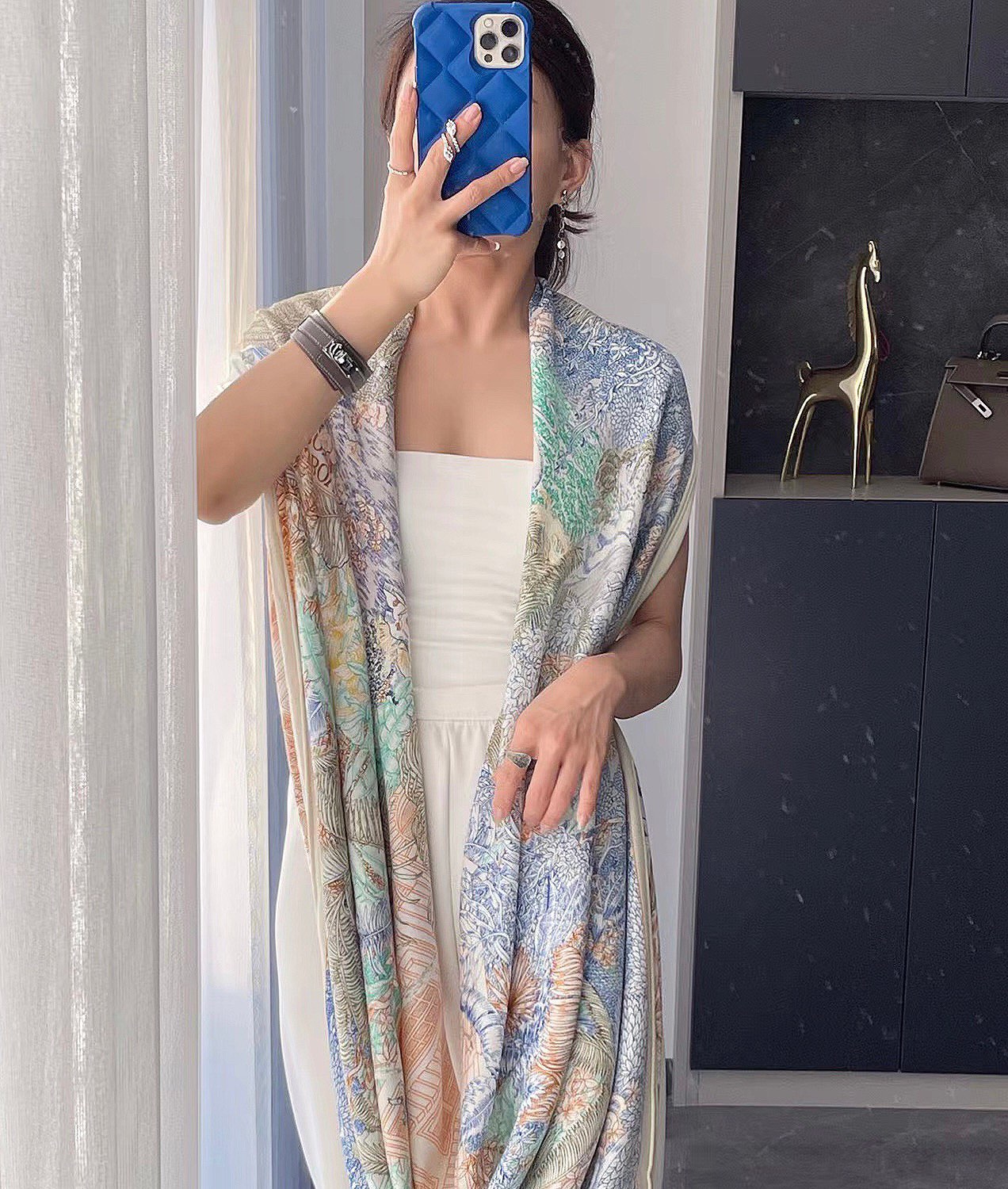 NO:171815,Hermes ~ Top double-sided and same color for autumn and winter matching tools!  !  1 equals 2] The finishing touch is wonderful, I like both the patterns and color schemes, and I like another velvet shawl designed with double-sided color matching craftsmanship. I like it very much!  !  !  !  One shawl is equal to two wearing it to create a high-end feel!  The physical body is really fashionable!  !  This batch is of excellent quality!  I would like to remind my sisters that you must buy it early, this one will not help!  A shawl has two colors, both front and back, which really saves money and saves you home. There is no need to worry about the colors, just earn two at a time!  !  !  Size specifications 140*140 Top double-sided printing and dyeing double-color silk cashmere shawls, high-version scarfs, hermes, real silk, shawls19860909爱马仕～秋冬搭配利器顶级双面同色 版真丝羊绒披肩！！1条等于2条】点睛精彩,图案和配色都超级喜欢,又一款双面配色工艺设计的丝绒披肩,超级喜欢！！！！一条披肩等于两条穿出高级感！实物上身真的很时髦气质！！这个批次品质超好！提醒下喜欢的姐妹们,必须早点入手,这个出完无补的！一条披肩正反两种配色,真是省银子省到家了,不用纠结颜色了,一次入两！！！尺寸规格140*140顶级双面印染双配色真丝羊绒披肩,高版本围巾,hermes,real silk,shawls,scarf