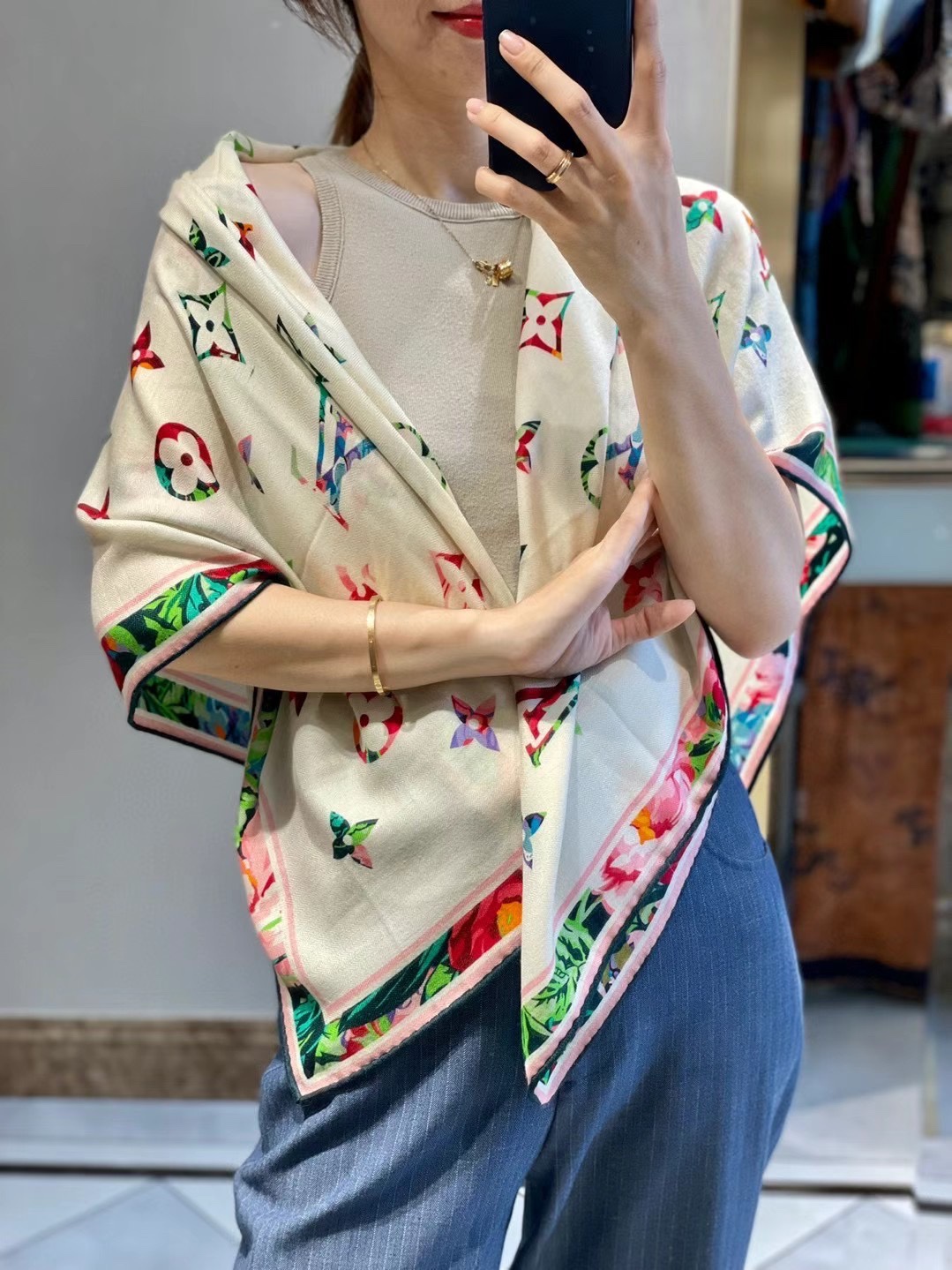 NO:171824,l Latest autumn and winter L.V Garden 110*110 [Double-sided same color cryptographic velvet, baby velvet level] LV Garden Mulberry silk velvet square scarf consists of Monogram elements with colorful flowers, showing the rich atmosphere of the LV Garden pattern, which forms a sharp contrast with the handmade curled edges., High-version scarf, louis vuitton19860909l 秋冬最新 L.V Garden 110*110【双面同色 加密丝绒,baby绒级别】 LV Garden 桑蚕丝丝绒方巾以缤纷花卉组成 Monogram 元素,展现 LV Garden 图案的盎然气息,与手工卷边形成鲜明反差.,高版本围巾,louis vuitton,scarf