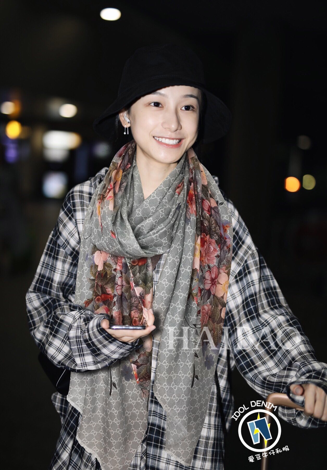 NO:171849,Beautiful and smart, so beautiful that I am so crazy about the upper body effect that I like Gucci New~300 high-end ring fleece!  The design is truly beautiful. This floral element is really high-end, and the four colors are stable and elegant. The four colors are also very suitable for daily matching. The real thing is very beautiful. Baby cashmere high-end cashmere, soft fabric, fine printing and dyeing, and the texture is easy to pass through the scarf buckle. The high-end quality and light feeling are very comfortable. In summer, the air-conditioned room must be used. It is more beautiful in winter. The hand is slow without 110*200 top imported 300 pure cashmere ring velvet scarf, four colors., high-version scarf, gucci, ring19860909秀外慧中,美到过分上身效果疯狂的喜欢Gucci New~300支高端戒指绒！真心美爆了的设计,这个花卉元素真的好高级,稳重优雅女人味四个色也是非常适合日搭的配色实物很美好.baby cashmere高端羊绒,面料柔软,印染精细,质感轻松穿过丝巾扣,高端品质轻薄的感觉非常舒适.夏天旅游空调房必须来条.冬天更美.手慢无110*200顶级进口300纯羊绒戒指绒长巾,四个色.,高版本围巾,gucci,ring,scarf