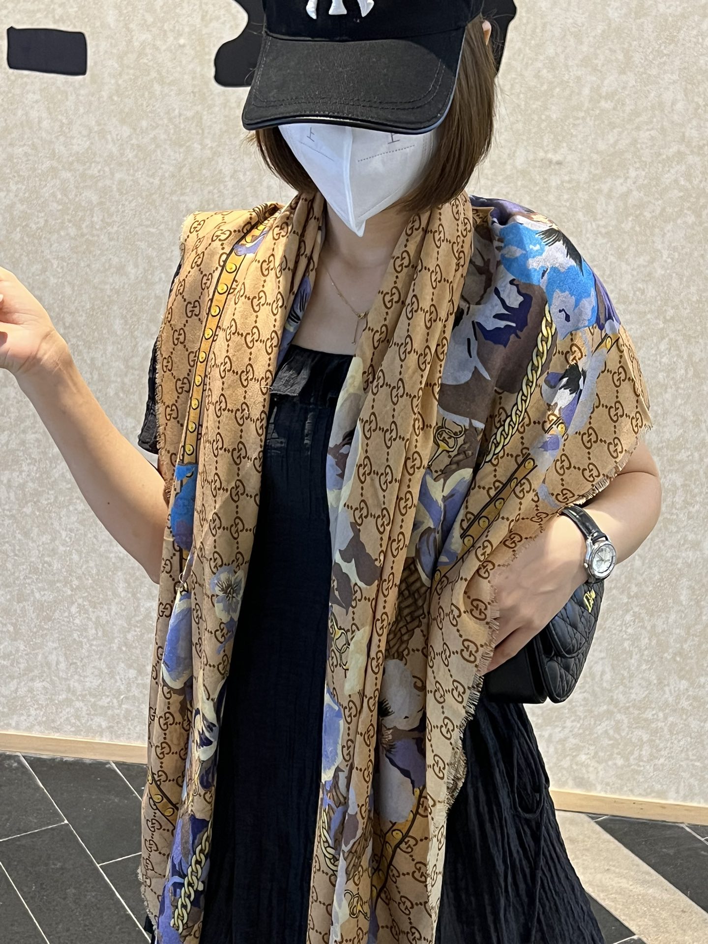 NO:171822,The hot products are shipped. Real overseas original products - I bought from overseas and spent a month drawing the draft. If you want to make it, we will make the best. One flower and four colors surprise me so much that it is really beautiful. It is recommended that you can buy every color. 140.140 top 300 cashmere, high-version scarf19860909爆款出货 真正的海外原版货——从海外买的正品花了一个月画稿打版,要做咱们就做最好的 一花四色每色都把我惊艳到了真的是美极了,建议每色都可入 140.140顶级300支羊绒,高版本围巾,scarf