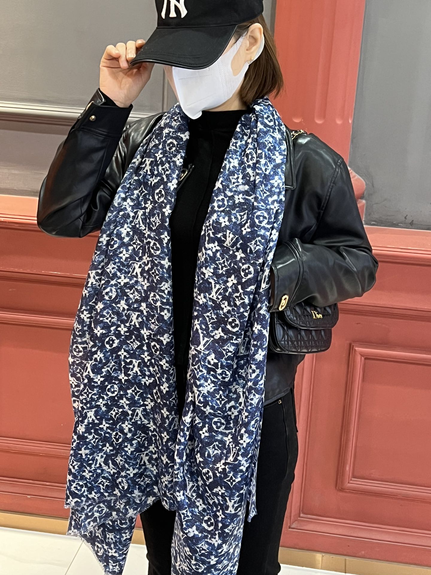 NO:171830,Too good to the top customer-supplied silver thread cashmere long scarf, the new Dujia style [L ink pattern silver thread long scarf] top cashmere printing, showing the clever changes of LV letters in classic Monogram patterns, interwoven and arranged floral elements, and embellished tassel trim. This size is not big or small, and it is very easy to match. The quality is super easy to understand when you get it. High-end details, what you see is what you get and the heavy and huge VIP customers must-have recommendations 110*200 long scarf, high-version scarf, louis vuitton, louis vuitton, louis vuitton, louis vuitton19860909太赞了顶级客供银线羊绒长巾,驴家新款【L水墨花纹银丝长巾】顶级羊绒印花,展现 LV 字母在经典 Monogram 图案中的灵巧变化,花卉元素交织排列,点缀流苏饰边.这个size不大不小特别好搭配,品质超级好拿到手就会懂的高端品质,高端细节所见即所得重磅巨献VIP客户必入推荐110*200长巾,高版本围巾,louis vuitton,louis vuitton,louis vuitton,scarf