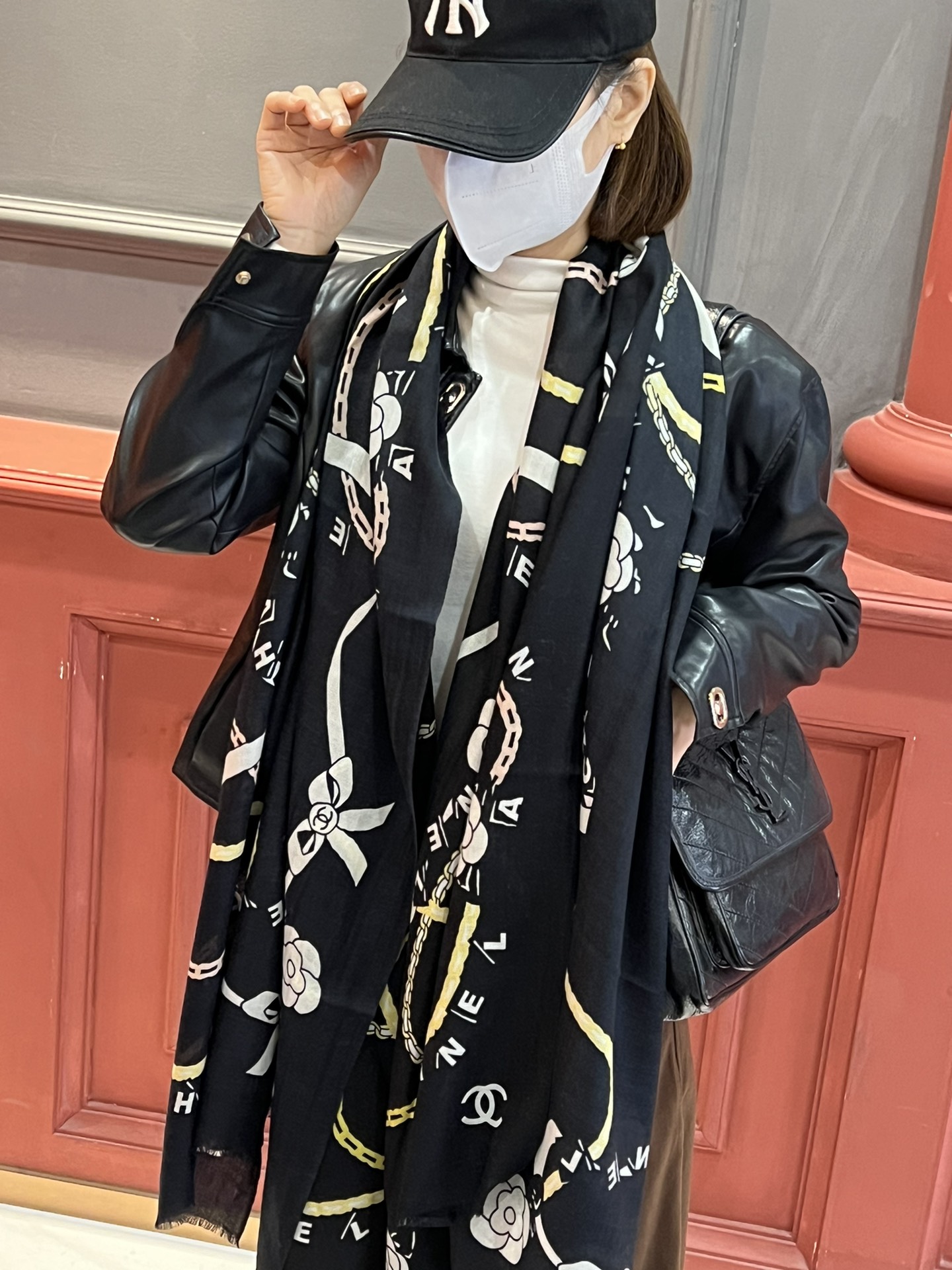 NO:171838,New, I really like [Xiaoxiang] Thin cashmere long scarf This style of cashmere long scarf is synchronized inkjet technology in the counter. The quality is super good, heavy and huge VI price must be purchased by customers, strongly recommended, slow hand, don't go to the counter to buy the price is absolutely the same, really good, this size is not big or small, especially easy to match, high-end quality is super good, you will understand high-end quality, what you see is what you get, heavy and huge VI price must be purchased by customers, 110*200cm, top cashmere long scarf, high-end scarf19860909上新 真心赞【小香】薄羊绒长巾本款 羊绒长巾专柜同步喷墨工艺呈现鲜活色彩.品质超级好重磅巨献VI价客户必入推荐强烈推荐手慢无千万别去专柜买绝对一模一样价格真心好,这个size不大不小特别好搭配,品质超级好拿到手就会懂的高端品质,高端细节所见即所得重磅巨献VI价客户必入推荐110*200cm,顶级羊绒长巾,高版本围巾,scarf