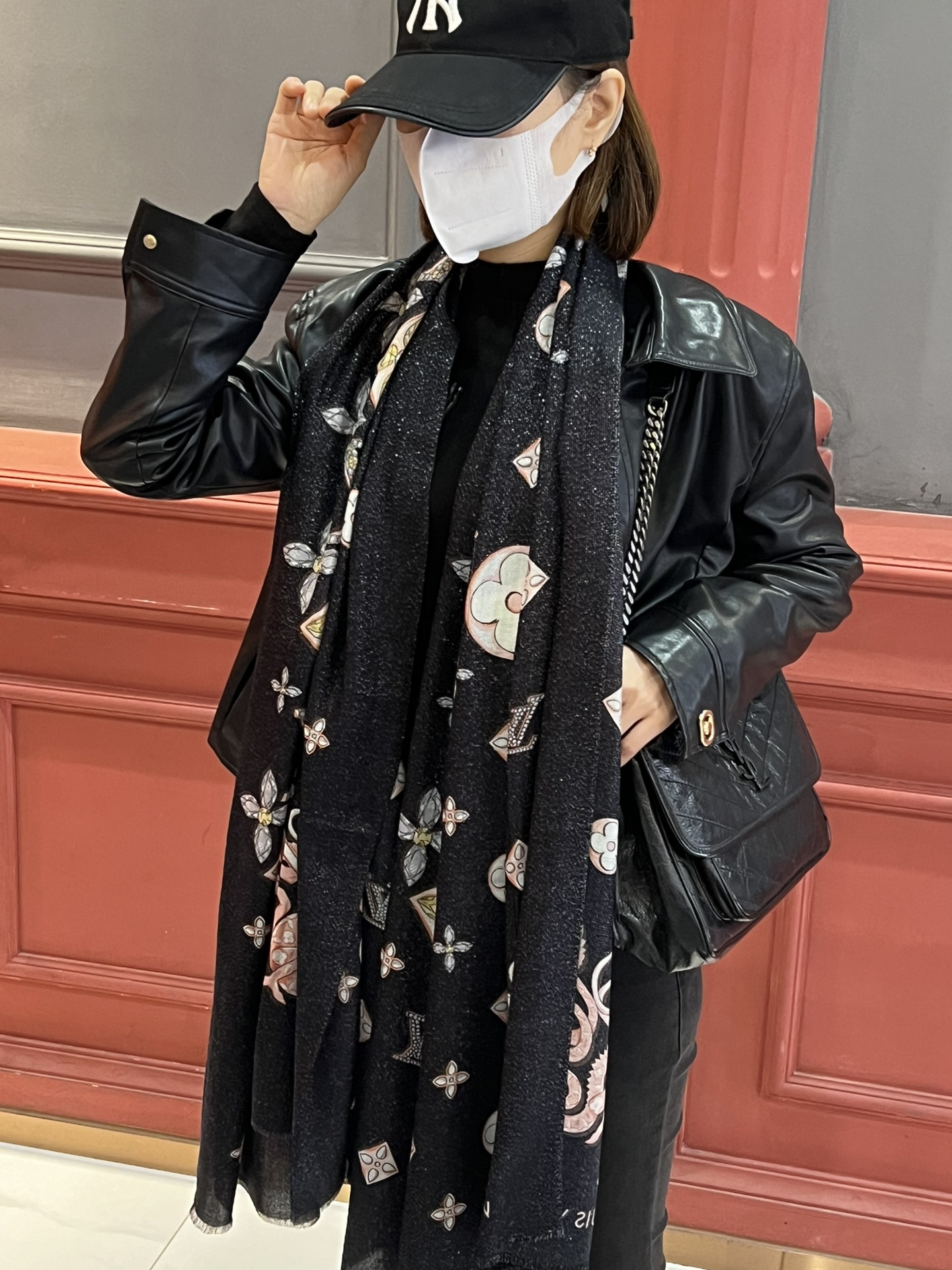 NO:172701,The most popular scarf that will shine, the most popular, zodiac dragon is here. The latest model specially provided by the donkey family [Zodiac Dragon Silver Wire Scarf] Precious Dragon Scarf combines Chinese New Year elements and creatively interprets the brand's classic Monogram pattern. The flying dragon entrenches are like jewelry, shining gems, injecting mythical charm into the soft design. It is highly recommended that the hand is slow and the price is really good. This size is not big or small, and it is very easy to match. The quality is super easy to get. The high-end quality will be understood. The high-end details are what you see and what you get is the heavy and huge VIP customers must earn 100*, high-end scarf, louis vuitton, louis vuitton19860909会发光发亮的围巾最红最火爆生肖龙来啦 驴家特供的最新款【生肖龙银丝长巾】Precious Dragon 方巾融汇农历新年元素,创意解读品牌经典Monogram 图案.盘踞一隅的飞龙恰似珠宝般闪耀宝石华彩,为柔美设计注入神话魅力.强烈推荐手慢无价格真心好,这个size不大不小特别好搭配,品质超级好拿到手就会懂的高端品质,高端细节所见即所得重磅巨献VIP客户必入推荐100*,高版本围巾,louis vuitton,louis vuitton,scarf