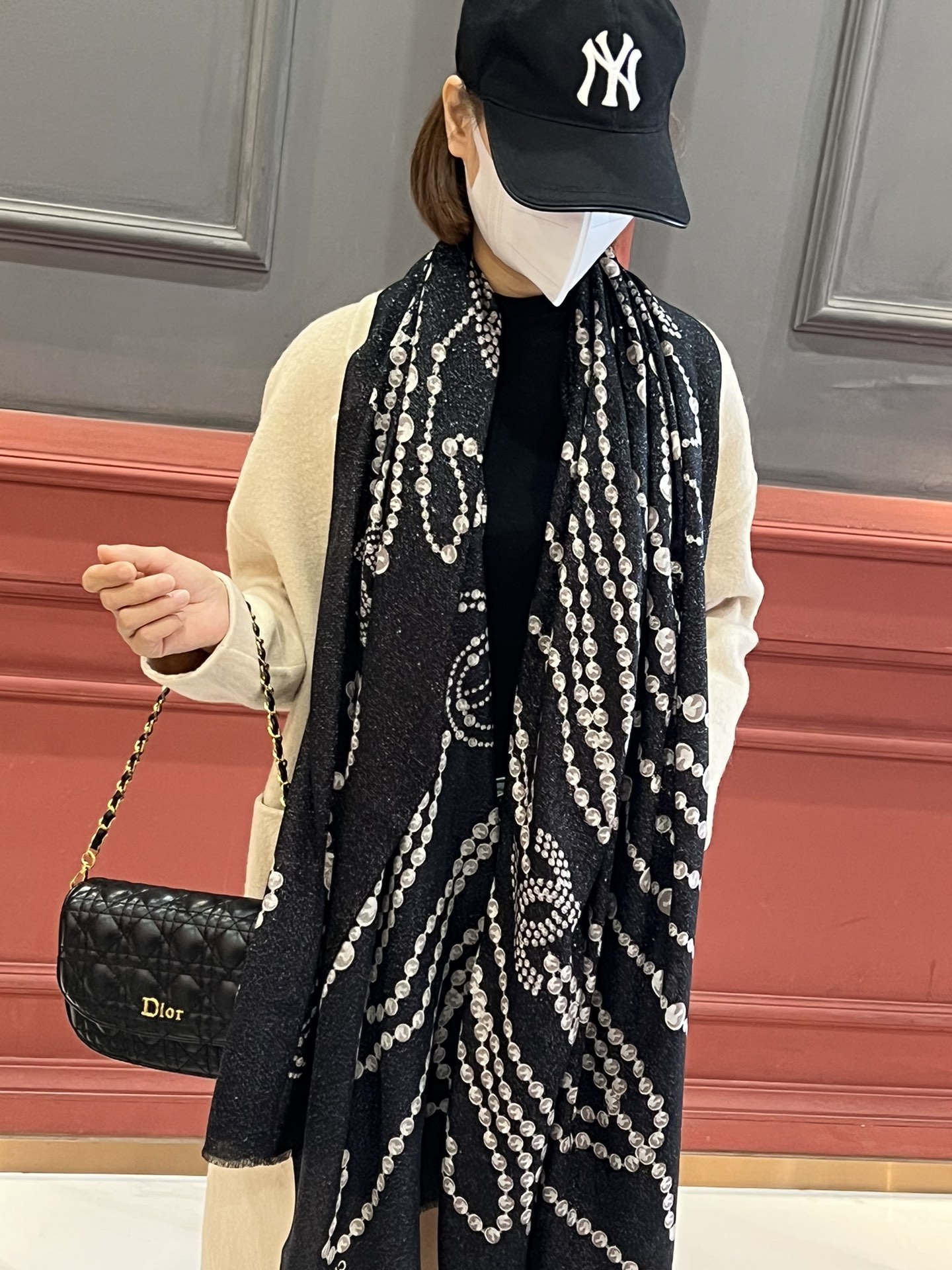 NO:172716,A shiny scarf with a new home [necklace and jewelry printed scarf] cashmere long scarf grabbing VIP recommendations. Be sure to start quickly [high-end, love, top-level pure cashmere, baby feels comfortable to touch, very few products, can be used in all seasons, so it makes people very beautiful, the upper body effect is simply beautiful, the quality is perfect, the whole scarf gives people a big brand aura and is very exquisite and beautiful, which is definitely worth buying. Once you get the real thing, you will be glad that you are a beautiful woman's product. It is worth evaluating the perfect temperament and taste Ditails' first choice VIPs. On *110 Top-level pure cashmere, high-version scarf, chanel, necklace19860909会发光发亮的围巾上新香家【项链饰品印花长巾】羊绒长巾抢VIP推荐 下手一定要快【高端 大爱 顶级纯山羊绒 婴儿触感舒服到飞女人尤物 货极少 四季都可以用真心美的让人非常非常心动 上身效果简直美翻了 品质非常完美 整个围巾给人大牌气场的同时又非常精致秀丽绝对值得入手的新款 实物一拿到就会庆幸自己是女人的绝美好货 值得品鉴完美气质品味Ditails首选VIP们 上*110 顶级纯山羊绒,高版本围巾,chanel,necklace,scarf