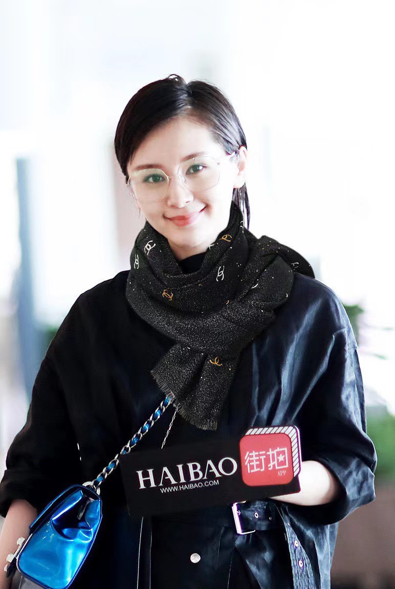 NO:172726,New scarf that will shine. New customer-supplied silver thread cashmere fabric long scarf. Beautiful [Tear] [Xiaoxiang silver thread dot long scarf] The imperial palace-level new counter is on sale. The unique design style of pure cashmere sequins and rich in Xiangjia classic LOGO pattern printing. It is extremely beautiful. Really, the upper body is extremely luxurious and high-end. Rare~ Small expensive~ Look good or not. Look at it yourself. Size 110xcm. Large long scarf, top-grade pure cashmere, high-end scarf, chanel19860909上新 会发光发亮的围巾 新款客供银线羊绒面料长巾 美翻了[流泪]【小香银线圆点长巾】御用殿堂级极新款专柜在售 纯羊绒亮片独特设计风格加上富有香家经典LOGO图案印花 美丽至极 真的 上身极为奢华上档次 稀有～小贵～好看不好看自己看吧 尺寸110xcm 大长巾,顶级纯羊绒,高版本围巾,chanel,scarf