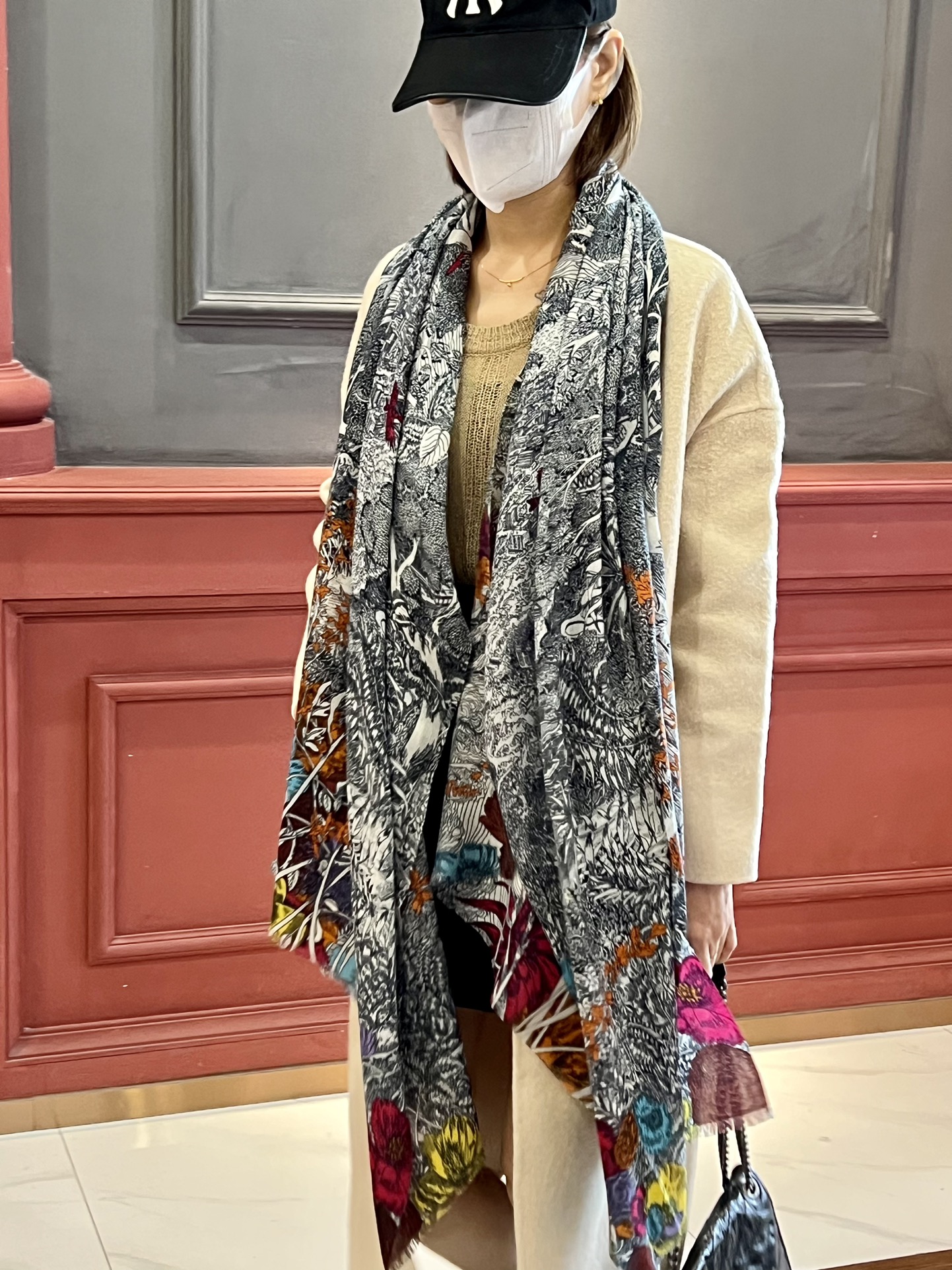 NO:172730,New ~ Hermes The patterns on the market can be of the same size, but the details are really different. The same price, why not choose the good or not? You can tell whether it is good or not by touching the spot. H. Counter. Those who like 1:1 styles can choose. Zhenzong 300 pieces of cashmere. This year's fabric upgrade 100* long scarf, high-version scarf, hermes19860909上新～～爱马仕 市面上花型可以可以样,但细节真的有差别.一样的价格,为什么不选择好的呢好不好 摸到现货就能知道好坏 H 专柜 喜欢1:1花型的可以选择 真宗300支羊绒 今年面料升级 100*长巾,高版本围巾,hermes,scarf