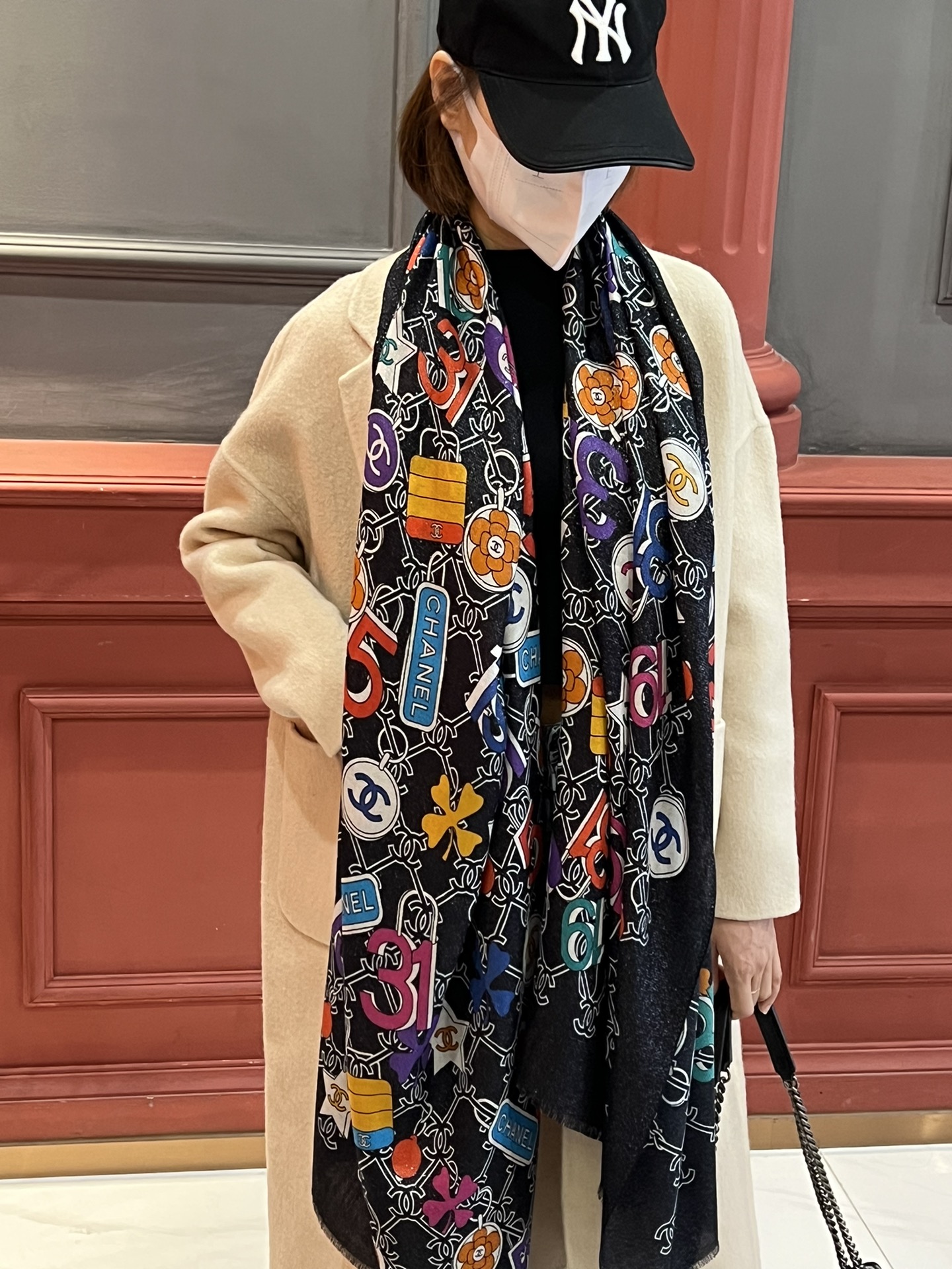 NO:172748,A shiny scarf is new, super singular!  !  !  The giant and huge beauty of the glittering goddess] Who knows this kind of beauty in autumn and winter tone?  !  !  !  This little fragrant shawl is also one I like crazy. I love it once I try it!  !  !  300 ring velvets are inlaid with imported soft metal wire, so that the fabric is light and soft, sparkling and shiny, and is as bright as a galaxy. It is really beautiful under the light and shadow!  !  !  I'll feel the dynamic video later, it's amazing!  The design is too standard, it can only be said to be very resistant!  The texture and design are both erotic and super brighten the skin tone and make people look white and tender. The arms, face and neck seem to have a soft light filter, which is very energetic and energetic!  !  !  Size 100*cm, high-version scarf, ring,shawls19860909会发光发亮的围巾上新 超级有腔调！！！巨巨巨巨美的闪光女神】谁懂这种秋冬调性的美啊？！！！这款小香披肩也是我疯狂喜欢的一款,一试完就爱惨！！！300支戒指绒镶嵌进口柔软金属丝,从而达到面料轻盈柔软,闪闪微亮,璀璨似星河,在光影下真的太美了！！！等下动态视频再感受下,简直绝了！设计太有水准只能说,非常耐品！质感质地和设计都狂心水,超级提亮肤色,能把人都衬得白白嫩嫩,胳膊啊、脸和脖子都好像加了柔光滤镜一样,非常精神提气！！！尺寸100*cm,高版本围巾,ring,shawls,scarf