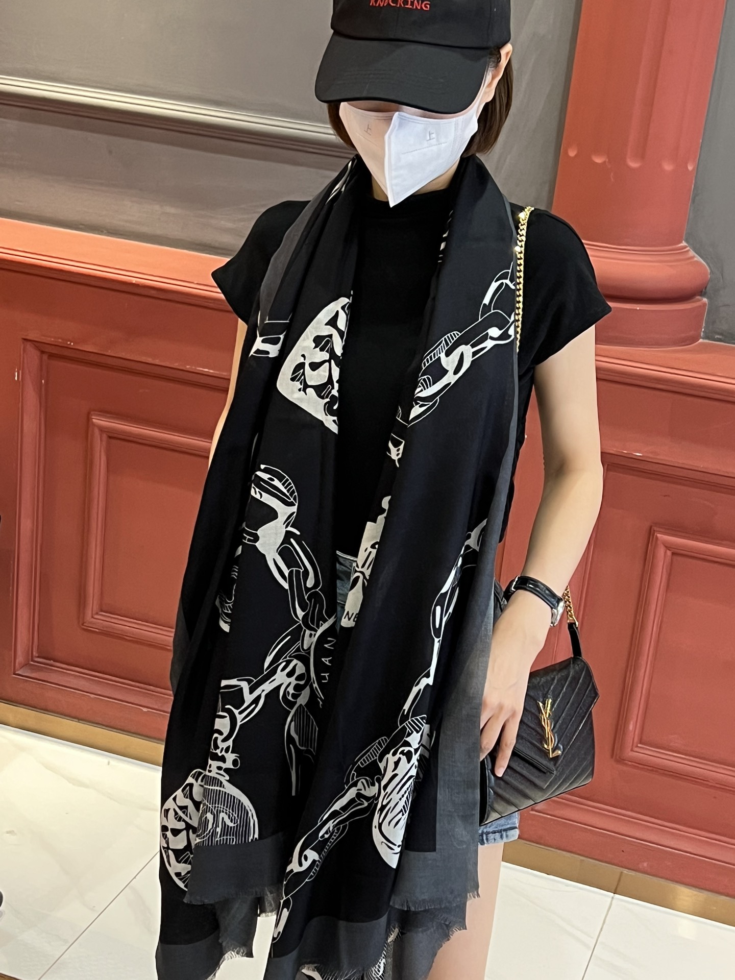NO:172758,New, I really like [Xiaoxiang] Thin cashmere long scarf This style of cashmere long scarf is synchronized inkjet technology in the counter. The quality is super good, heavy and huge VIP customers must enter, strongly recommended, slow hand, don't go to the counter to buy it absolutely the same price, really good, this size is not big or small, especially easy to match, high-end quality is super good, you will understand high-end quality, what you see is what you get, heavy and huge VIP customers must enter, 110*cm, top cashmere long scarf, high-end scarf19860909上新 真心赞【小香】薄羊绒长巾本款 羊绒长巾专柜同步喷墨工艺呈现鲜活色彩.品质超级好重磅巨献VIP客户必入推荐强烈推荐手慢无千万别去专柜买绝对一模一样价格真心好,这个size不大不小特别好搭配,品质超级好拿到手就会懂的高端品质,高端细节所见即所得重磅巨献VIP客户必入推荐110*cm,顶级羊绒长巾,高版本围巾,scarf