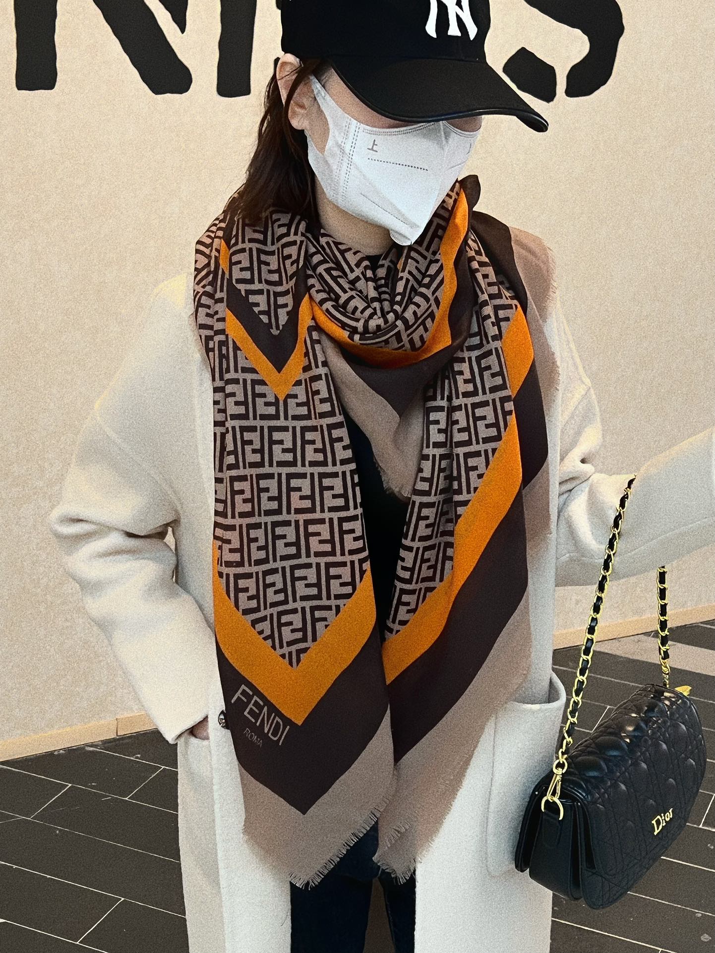 NO:172763,The new FD counter synchronizes the new model [Double F border print 140] has a special tone. It uses silk cashmere fabric with excellent texture and is decorated with FD classic double FF LOGO print, and keeps high-end goods [Start channel goods, new style, counter synchronizes] This size is not big or small, especially easy to match, the quality is super easy to understand, high-end quality you will get after getting it, high-end details, what you see is what you get, heavy and huge VIP customers must enter recommended size 140*140 large square scarf, 30 cashmere wool silk, French beard edge, especially recommended, high-end scarf, real silk19860909上新FD专柜同步新款【双F边框印花140】特别有腔调.采用质感上佳的丝羊绒面料并饰有FD经典双FF LOGO印花,自留高端牛货【渠道尖货 新款 专柜同步】这个size不大不小特别好搭配,品质超级好拿到手就会懂的高端品质,高端细节所见即所得重磅巨献VIP客户必入推荐尺寸140*140大方巾,30山羊绒羊毛真丝,法式须边,特别推荐,高版本围巾,real silk,scarf