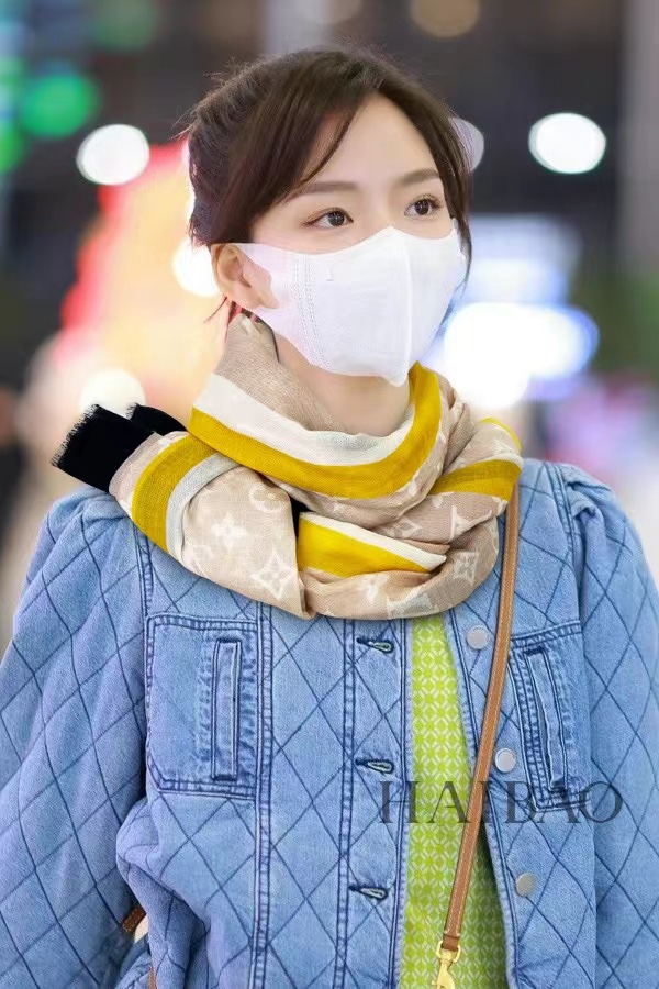 NO:172767,Cashmere long scarf counter synchronization really praises Donkeys [L contrasting edge scarf], Louis Vuitton classic Monogram pattern with colored borders adds a gorgeous style. It is highly recommended that the size is not big or small, especially easy to match. The quality is super easy to get and you will understand the high-end quality. High-end details, what you see is what you get, the heavy and huge VIP customers must enter Recommended size 110*cm cashmere, high-version scarf, louis vuitton, louis vuitton, louis vuitton, louis vuitton19860909羊绒长巾专柜同步真心赞驴家【L撞色边缘长巾】,路易威登经典 Monogram 图案搭配彩色边框再添华美格调.强烈推荐手慢无这个size不大不小特别好搭配,品质超级好拿到手就会懂的高端品质,高端细节所见即所得重磅巨献VIP客户必入推荐尺寸110*cm羊绒,高版本围巾,louis vuitton,louis vuitton,louis vuitton,scarf