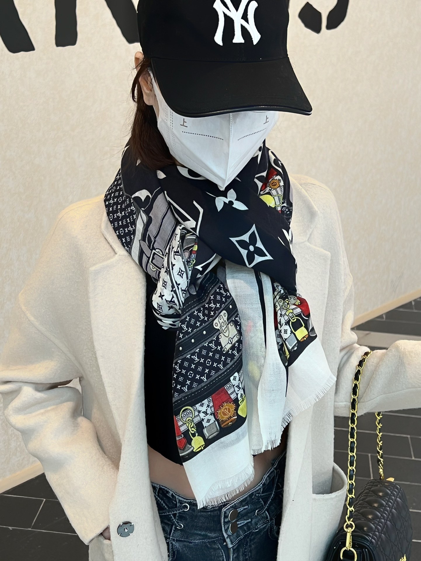 NO:172639,lv counter new style [animal theme cow scarf] beautiful [tearing] The royal palace-level top-quality new style counter is on sale. Classic logo pattern design style and rich in ancient theme elements. Tiger is extremely beautiful. Really, the upper body is extremely skin-skin color. Versatile. Look at it yourself. Size 100x200cm. Top pure cashmere, high-end scarf, louis vuitton.19860909lv专柜新款【动物主题牛长巾】美翻了[流泪]御用殿堂级极品新款专柜在售 经典logo图案设计风格加上富有古奇主题特色元素老虎 美丽至极 真的 上身极为衬肤色 百搭 好看不好看自己看吧 尺寸100x200cm 顶级纯羊绒,高版本围巾,louis vuitton,scarf