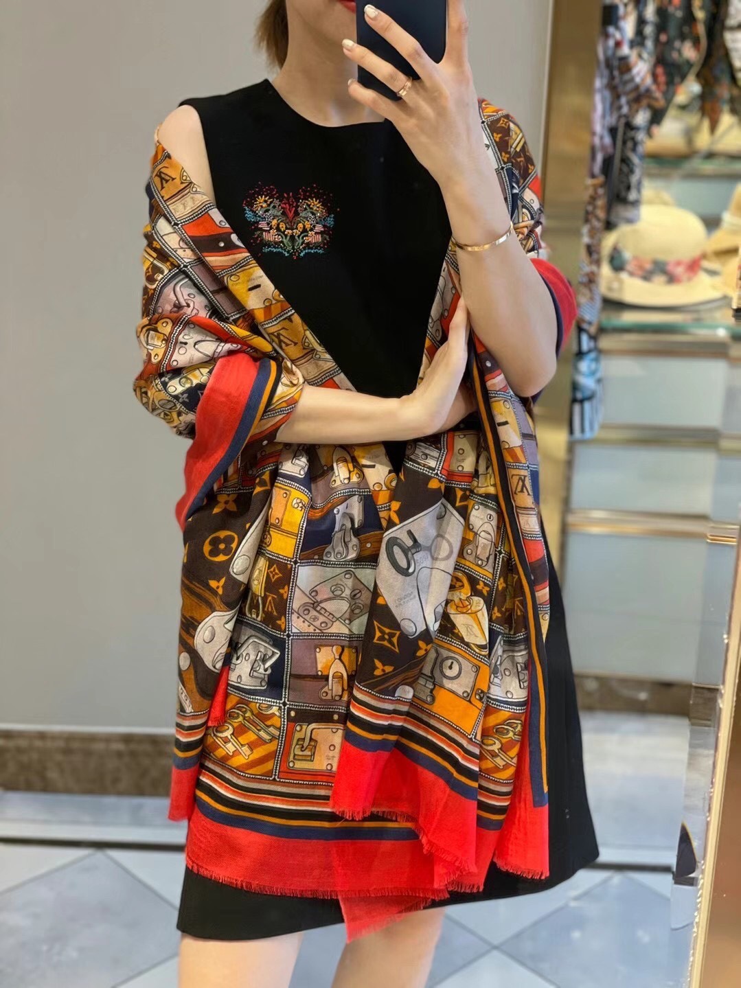 NO:172643,New lv lock model~ New cashmere counter synchronizes this size is not big or small, and it is very easy to match. The quality is super easy to understand high-end quality. High-end details, what you see is what you get, the heavy and huge VIP customers must enter the top cashmere, size 100*200cm, high-end scarf, louis vuitton19860909上新 lv 锁头款～ 新款羊绒专柜同步这个size不大不小特别好搭配,品质超级好拿到手就会懂的高端品质,高端细节所见即所得重磅巨献VIP客户必入推荐顶级羊绒,尺寸100*200cm,高版本围巾,louis vuitton,scarf