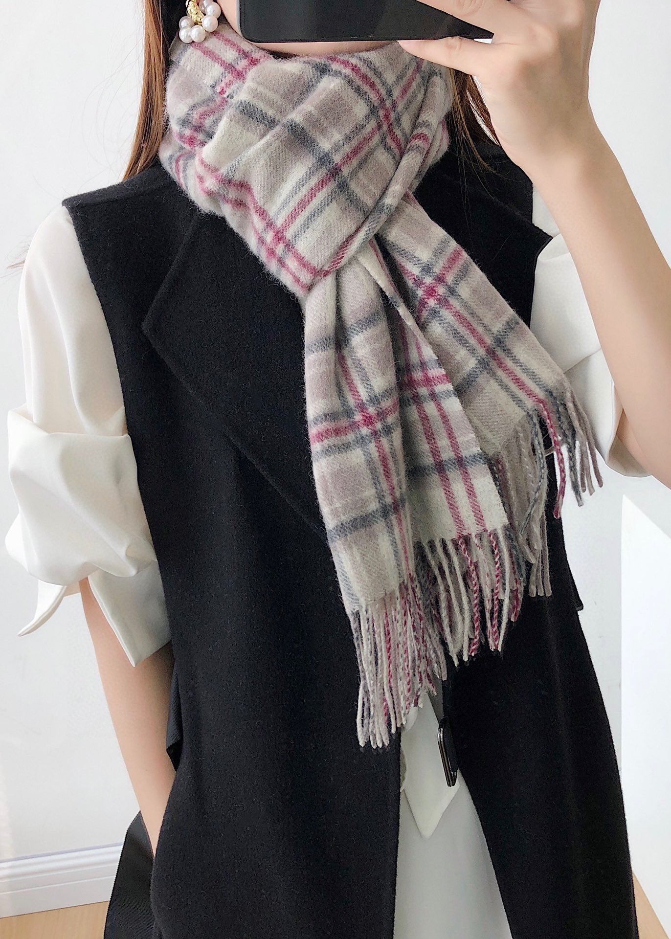 NO:172670,The new counter model Burberry new style is super quality and versatile, with a great quality and great value. The latest export cashmere scarf for men and women. The delicate feel is very good. This type of product is very versatile. It can be matched with a casual jacket or a business suit. The material is also very exquisitely selected from Alpine cashmere. Universal for men and women. Super recommended size 195*52, high-end scarf, burberry, jackets & coats19860909专柜新款 巴宝莉新款超级有品百搭的款,绝对质量好到爆的超值最新出口男女羊绒围巾.手感细腻度非常好关键这类的非常百搭,可以搭配休闲外套也可以搭配商务西服绝对不会不会搭错的款.选料也是很考究的选自阿尔卑斯山羊绒.男女通用 情侣款超级推荐尺寸195*52,高版本围巾,burberry,jackets & coats,scarf