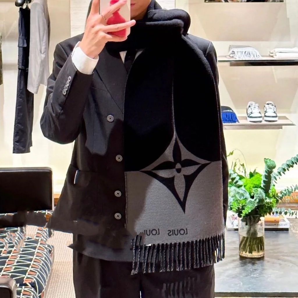 NO:172674,The LV Grahic Dual scarf is made of soft and honest blend, cut into a wide size, and uses a bright two-color design to highlight the LV letters. The Monogram flowers and Louis Vuitton logo are turned on. It looks so beautiful, and then adds a gorgeous texture with a slender tassel trim. The blended plush wraps comfortably and warmly, without fear of the cold wind in the middle of winter. The design feels younger. The size is 192x32.5 (excluding tassels). The material is 90% wool, 10 cashmere, jacquard pattern tassel trim, high-version scarf, louis vuitton, louis vuitton19860909LV Grahic Dual围巾采用舒软毛诚信混纺裁出宽幅尺寸,以鲜明双色设计烘托LV字母,翻转即现Monogram花卉和路易威登标识,太好看了 ,再以纤长流苏饰边增添华美质感. 混毛绒围裹舒适暖意,无惧隆冬时节的寒风侵袭.设计感觉偏年轻化了尺寸192x32.5（不含流苏）材料90％绵羊毛,10山羊绒,提花图案流苏饰边,高版本围巾,louis vuitton,louis vuitton,scarf