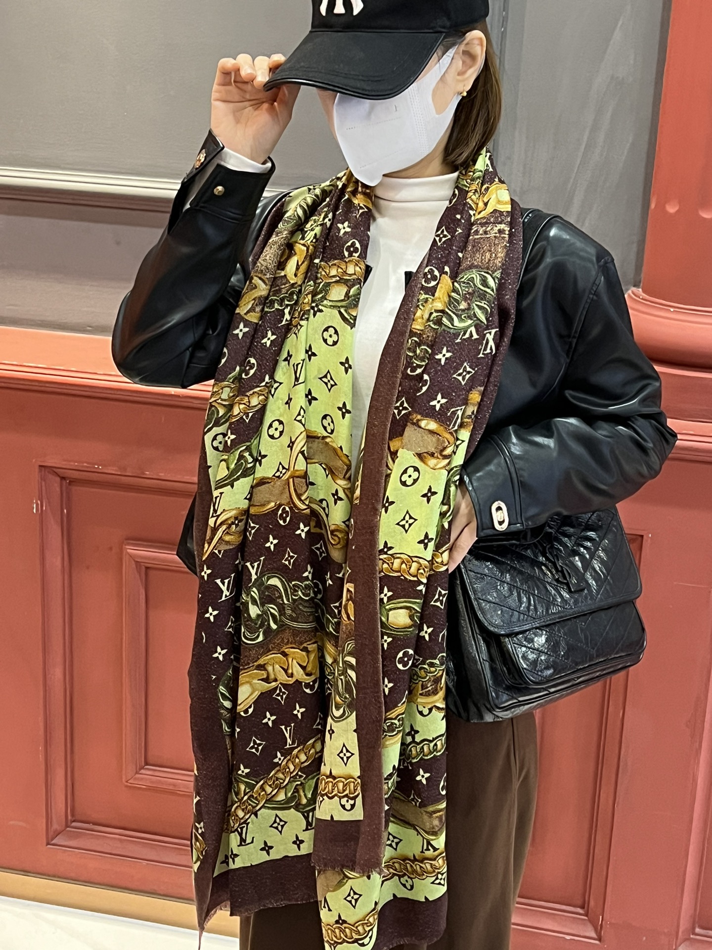 NO:172680,The shiny scarf really praises the donkey family [L chain pattern silver silk scarf] silver silk printed cashmere long scarf, new square scarf to pick up the Au-Aura color of the Nouficel capsule series, continue to write the Mixand Srop theme iron thing. Monogom pattern becomes the background, Louis Vuitton's classic elements intertwined, clever teaching the brand's fine base leather craftsmanship, silk cashmere printing with hand-made curly edges. It is highly recommended that the hand is slow without this size is not big or small, especially easy to match, the quality is super easy to get, high-end quality, what you see is what you get, the heavy and huge VIP customers must enter recommended size 110*, high-version scarf, louis vuitton, louis vuitton, louis vuitton, louis vuitton19860909会发光发亮的围巾真心赞驴家【L链条花纹银丝长巾】银丝印花羊绒长巾,新款方巾来撷Nouficel 胶囊系列的澳雅色彩,续写Mixand Srop主题铁事.Monogom图案成为背景,路易威登的经典元素交织继绕,巧妙教敬品牌精基皮革工艺,丝羊绒印花搭配手工卷边.强烈推荐手慢无这个size不大不小特别好搭配,品质超级好拿到手就会懂的高端品质,高端细节所见即所得重磅巨献VIP客户必入推荐尺寸110*,高版本围巾,louis vuitton,louis vuitton,louis vuitton,scarf